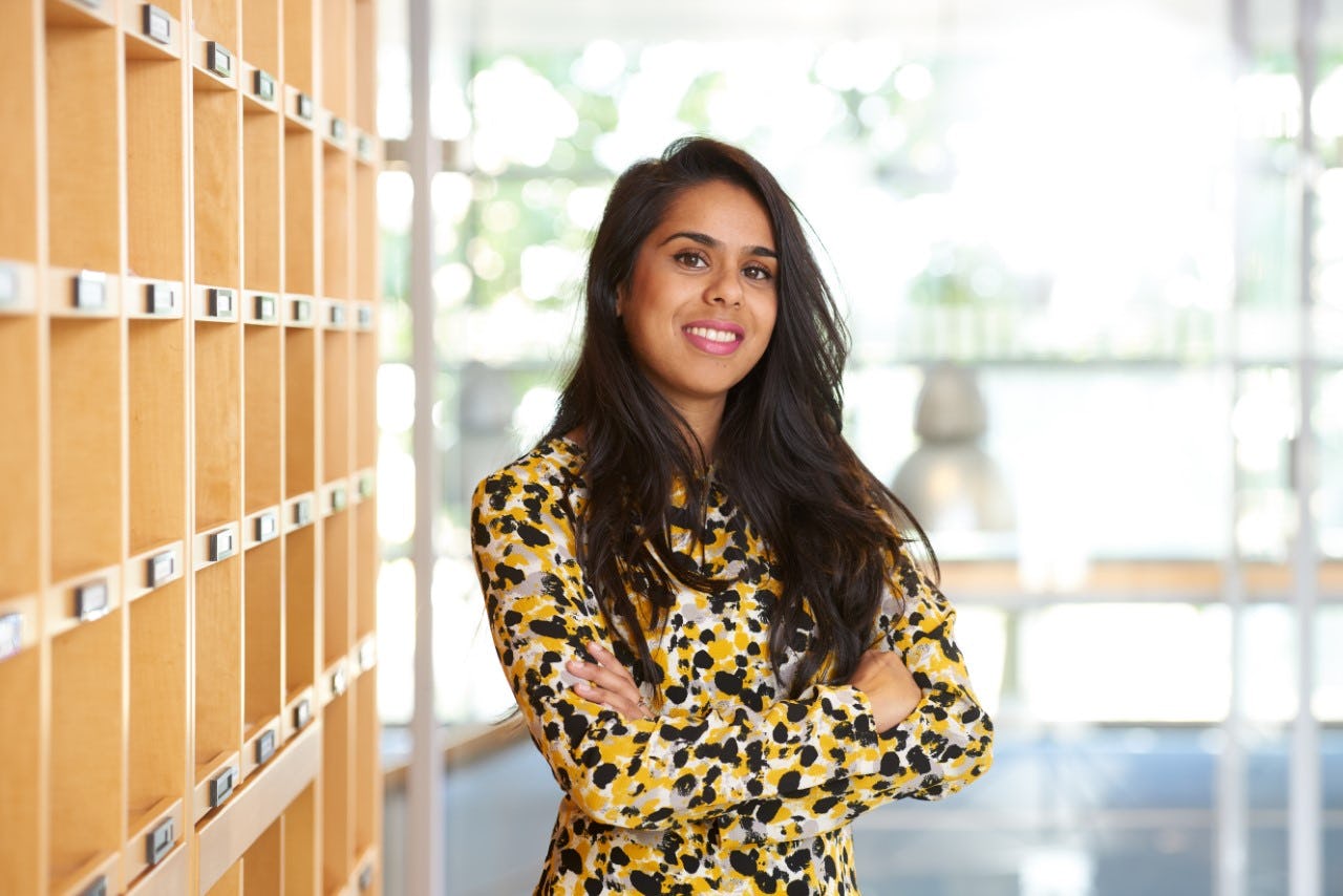 Vynita Bansropansingh, jurist en trainer bij het College voor de Rechten van de Mens: “Onze hersenen kunnen niet zonder vooroordelen en stereotyperingen”