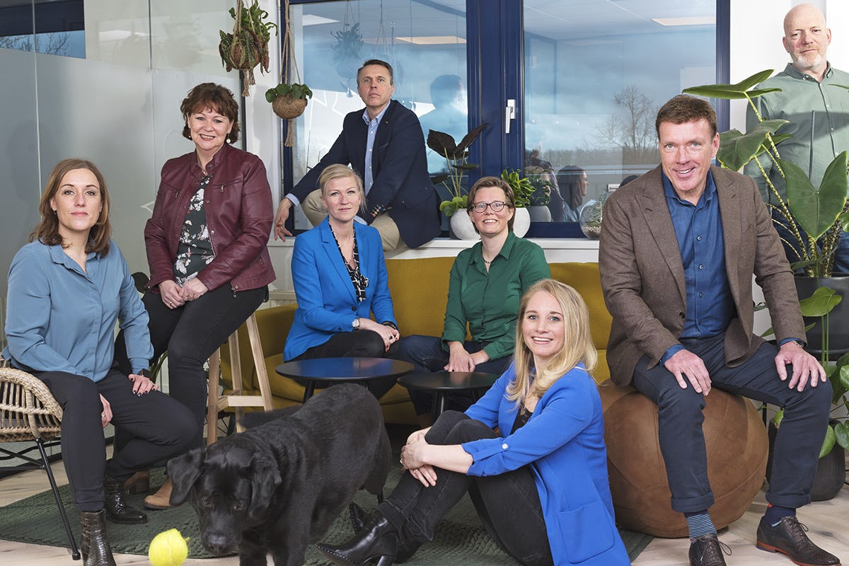 V.l.n.r.: Tamara Boot, coach / MfN register-mediator, sociale kracht (geïnteresseerd) | Nicoline Herbrink, casemanager, sociale kracht (betrouwbaar) | Diana van Asten, HR-consultant, slagkracht (gedreven) | Gert-Jan de Groot, directeur, stuurkracht (sterke visie) | Petra Derikx, register-arbeidsdeskundige, denkkracht (analytisch) | Sanne van der Voet, arbeidsjurist, denkkracht (deskundig) | Frank Onderdelinden, commercieel directeur, sociale kracht (verbindend) | Carl Bergman, ICT-manager, denkkracht (schakelt snel) | Gijs, chief happiness officer