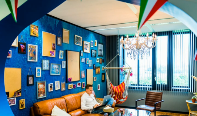 Een van de achtergronden die gebruikt wordt tijdens online meetings, zodat het net lijkt of op kantoor wordt vergaderd.