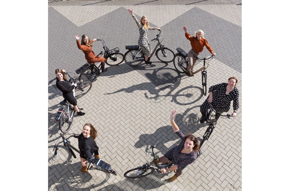 Met de klok mee: Esther Hutten, corporate recruiter ● Gemma van de Venis, HR-adviseur ● Daphne Brandsma, HR-adviseur ● Rineke van Dorp, HR-manager ● Vivian Thijssen, corporate recruiter ● Marije ten Cate, corporate recruiter ● Jennine Okken, stagiaire