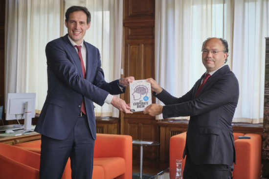 HR-wetenschapper Wawoe overhandigt zijn boek 'Het corporate brein aan demissionair minister Hoekstra. 
(C) Roel Dijkstra Fotografie / Foto : Fred Libochant

