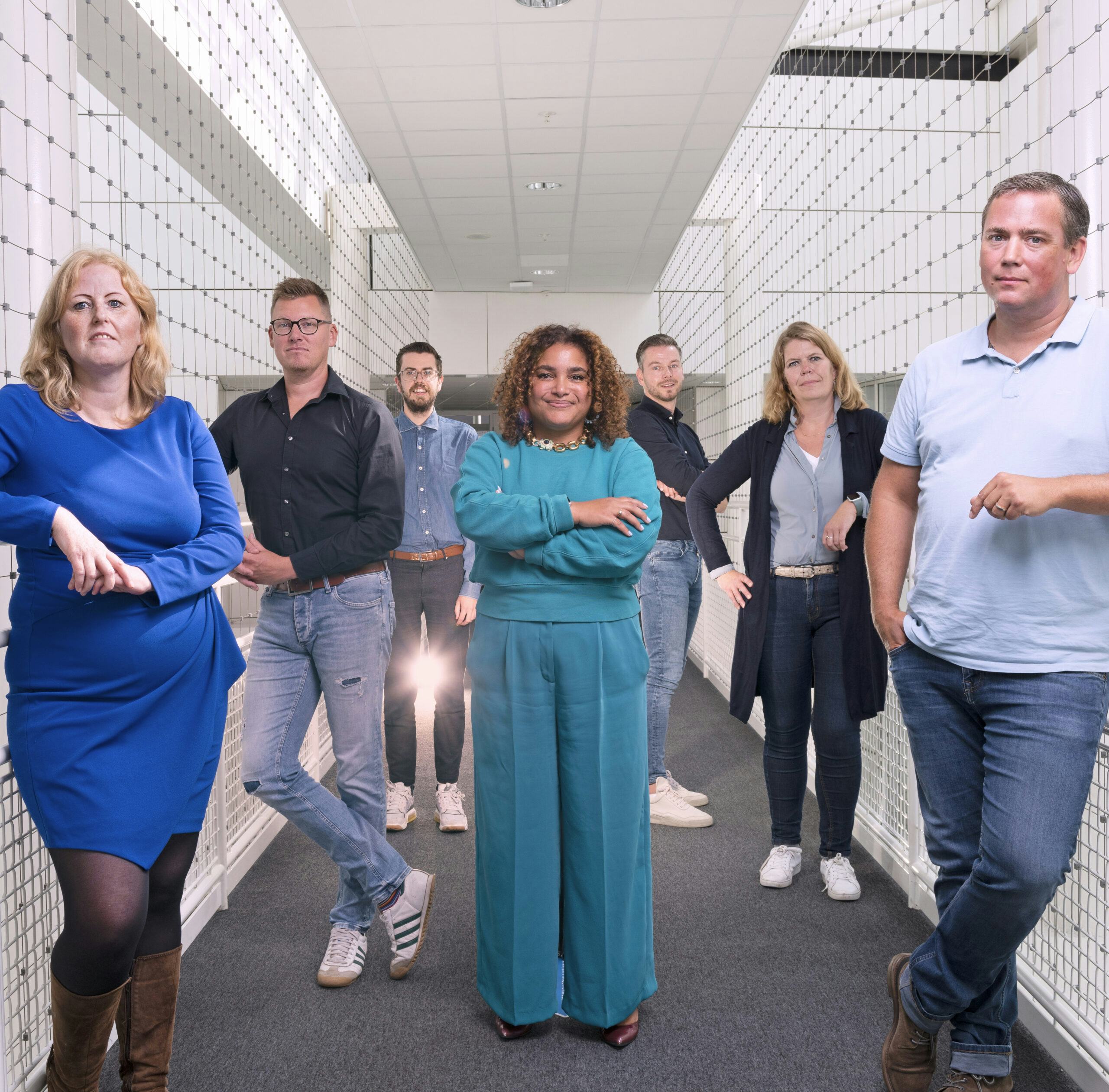 Van links naar rechts: Maria van den
Heuvel, strategisch communicatieadviseur Modern Werkgeverschap. sociale kracht (meedenkend en open) - Reinier van Esch, opgavemanager Gezonde Organisatie en Duurzame Inzetbaarheid, slagkracht (relativerend en resultaatgericht) - Anthony van Dongen, adviseur Diversiteit en Inclusie, sociale kracht (inlevend en scherp) - Paola Verduyn
Lunel, opgavemanager Binden en Boeien, denkkracht (analytisch en diplomatiek) - Michael Zant, programmamanager Modern Werkgeverschap, slag- en denkkracht (energiek en doorzetter) - Frederiek van
Wickeren, opgavemanager Vakmanschap, Leren en Ontwikkelen, slagkracht (enthousiast en moedig) - Sjoerd Sennema, secretaris/adviseur Modern Werkgeverschap, sociale kracht (positief en verbindend)