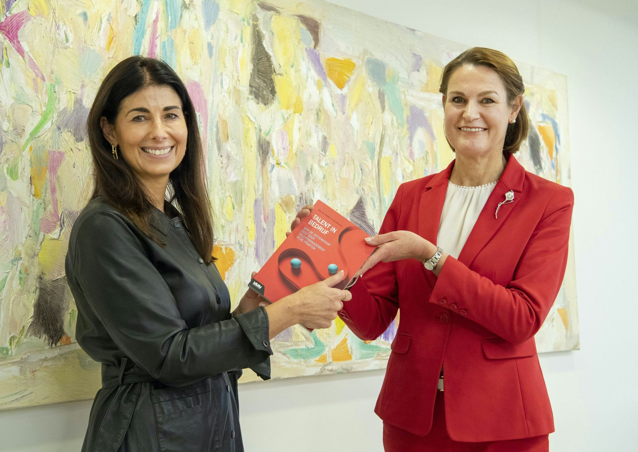 Janine Vos (CHRO en Member Managing Board Rabobank) ontvangt het eerste exemplaar van ‘Talent in bedrijf’