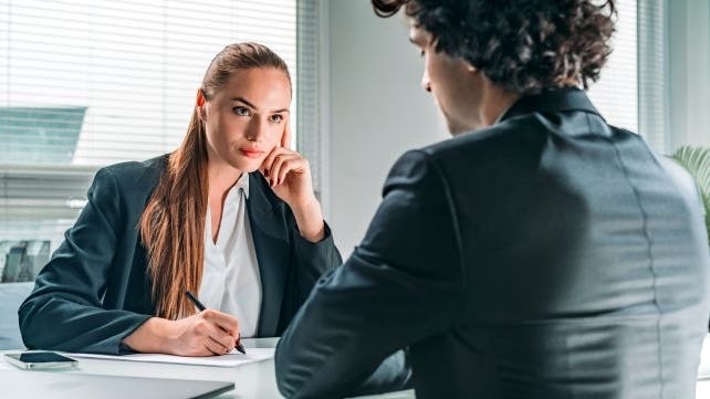 Ondanks dat het maken van een opname wettelijk gezien is toegestaan, doet de werknemer er goed aan om vooraf open kaart te spelen over het opnemen van gesprekken.