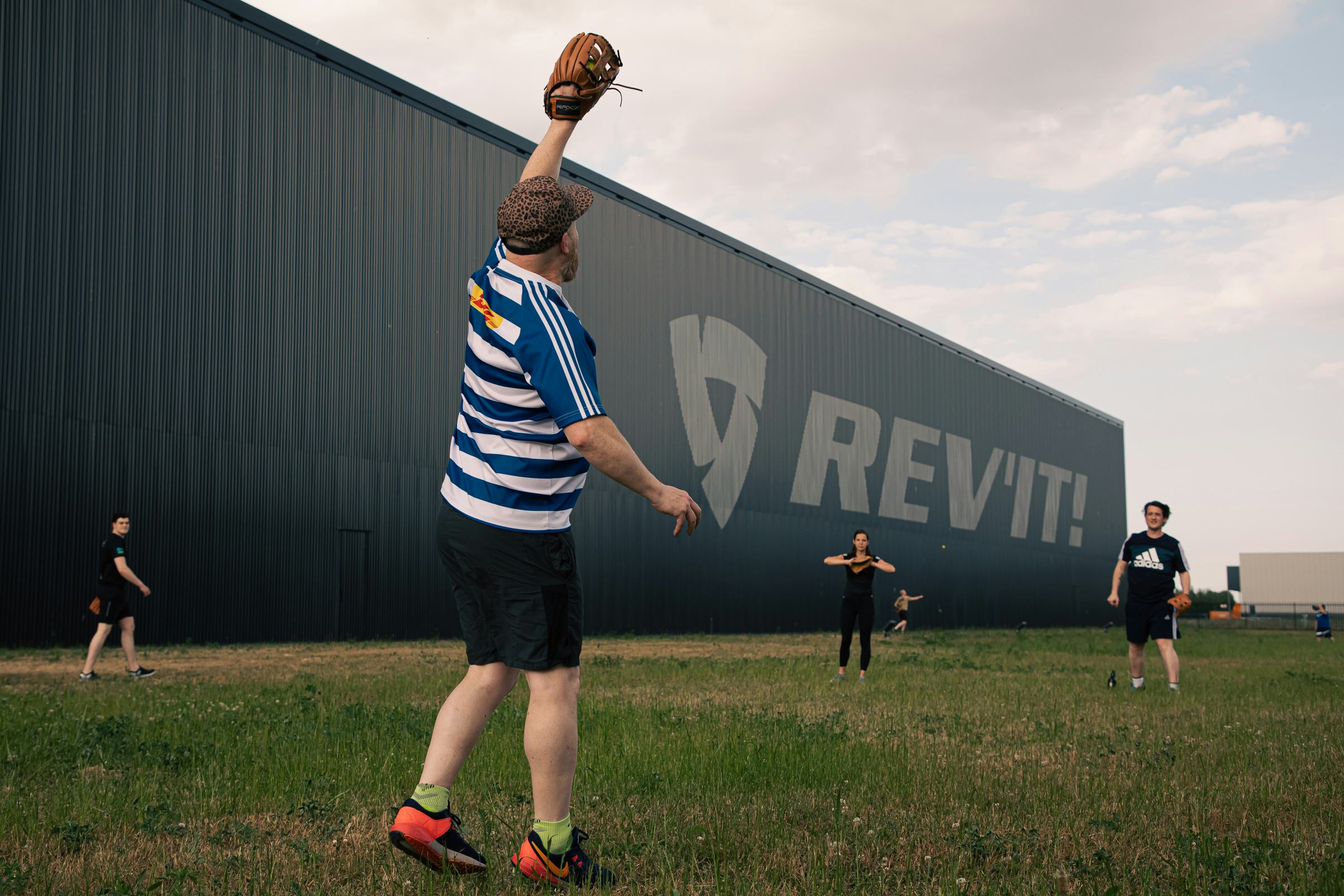 HR-manager Ruud van Berlo stimuleert sporten onder werktijd bij organisatie REV'IT: "Je ontmoet collega’s met wie je misschien minder samenwerkt of die nieuw zijn, wat de communicatie vergemakkelijkt." (beeld: REV'IT!)