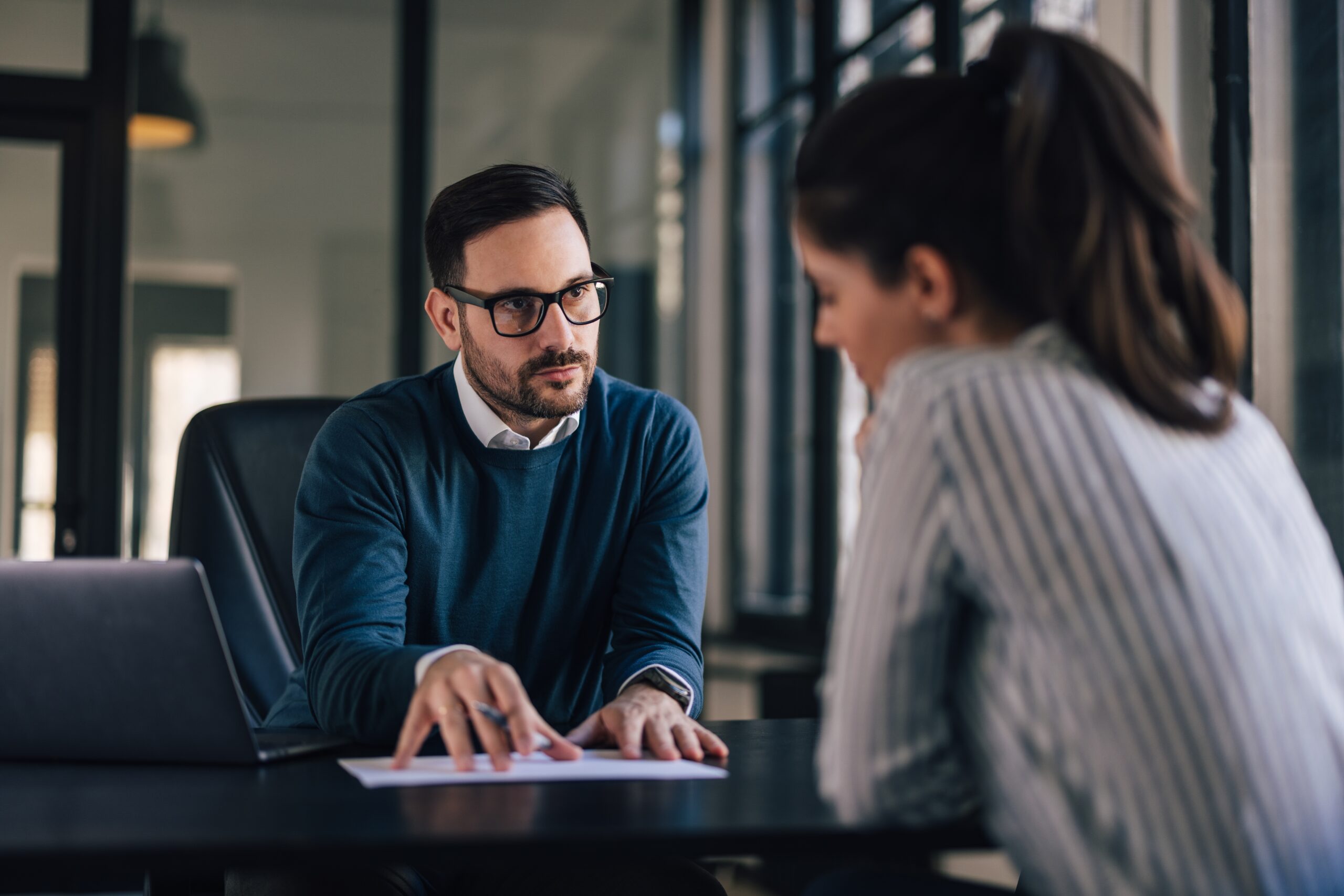 Leidinggevende en werkneemster zijn in gesprek over de vaststellingsovereenkomst.