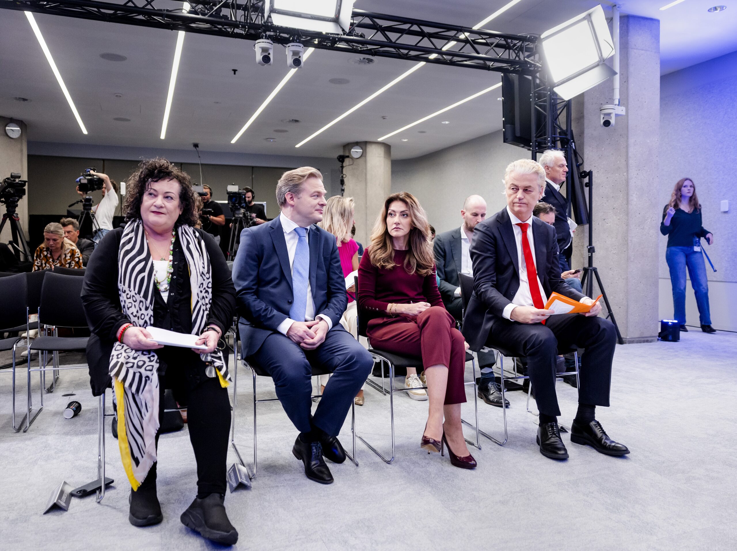 DEN HAAG - Caroline van der Plas (BBB), Pieter Omtzigt (NSC), Dilan Yesilgoz (VVD) en Geert Wilders (PVV) tijdens de presentatie van het hoofdlijnenakkoord. De vier partijen PVV, NSC, VVD en BBB hebben een akkoord bereikt voor een nieuw kabinet. ANP KOEN VAN WEEL