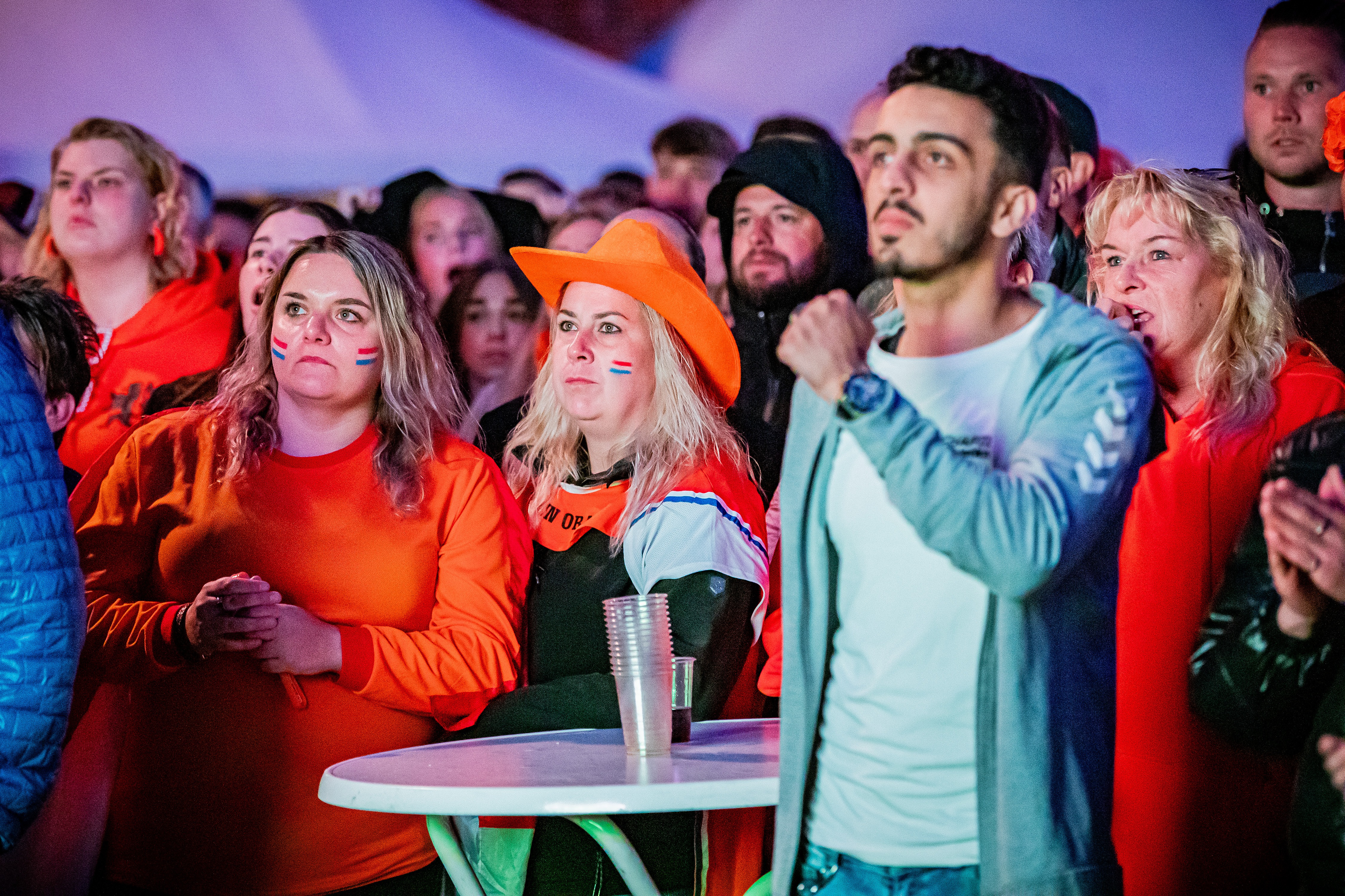 Foto: Voetbalfans kijken de wedstrijd Nederland-Turkije van het EK Voetbal 2024 op een groot scherm op het Marktplein in het centrum van Winschoten. Copyright: ANP / Hollandse Hoogte / Huisman Media