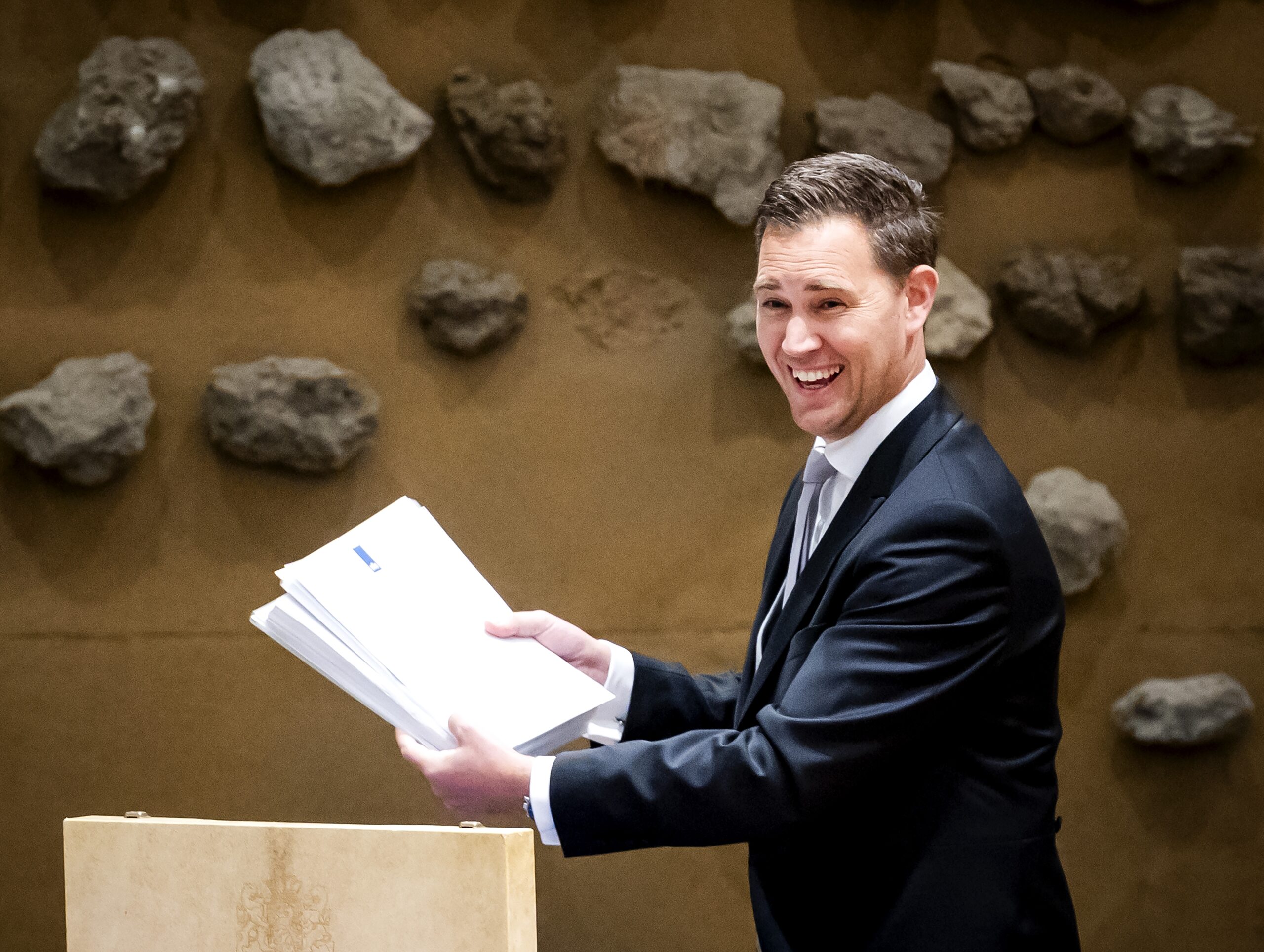 Minister Eelco Heinen (VVD, Financien) presenteert het koffertje met de miljoenennota en rijksbegroting aan de pers op Prinsjesdag in de Tweede Kamer. Op de derde dinsdag in september begint het nieuwe werkjaar van de regering (foto: ANP/Sem van der Wal). 