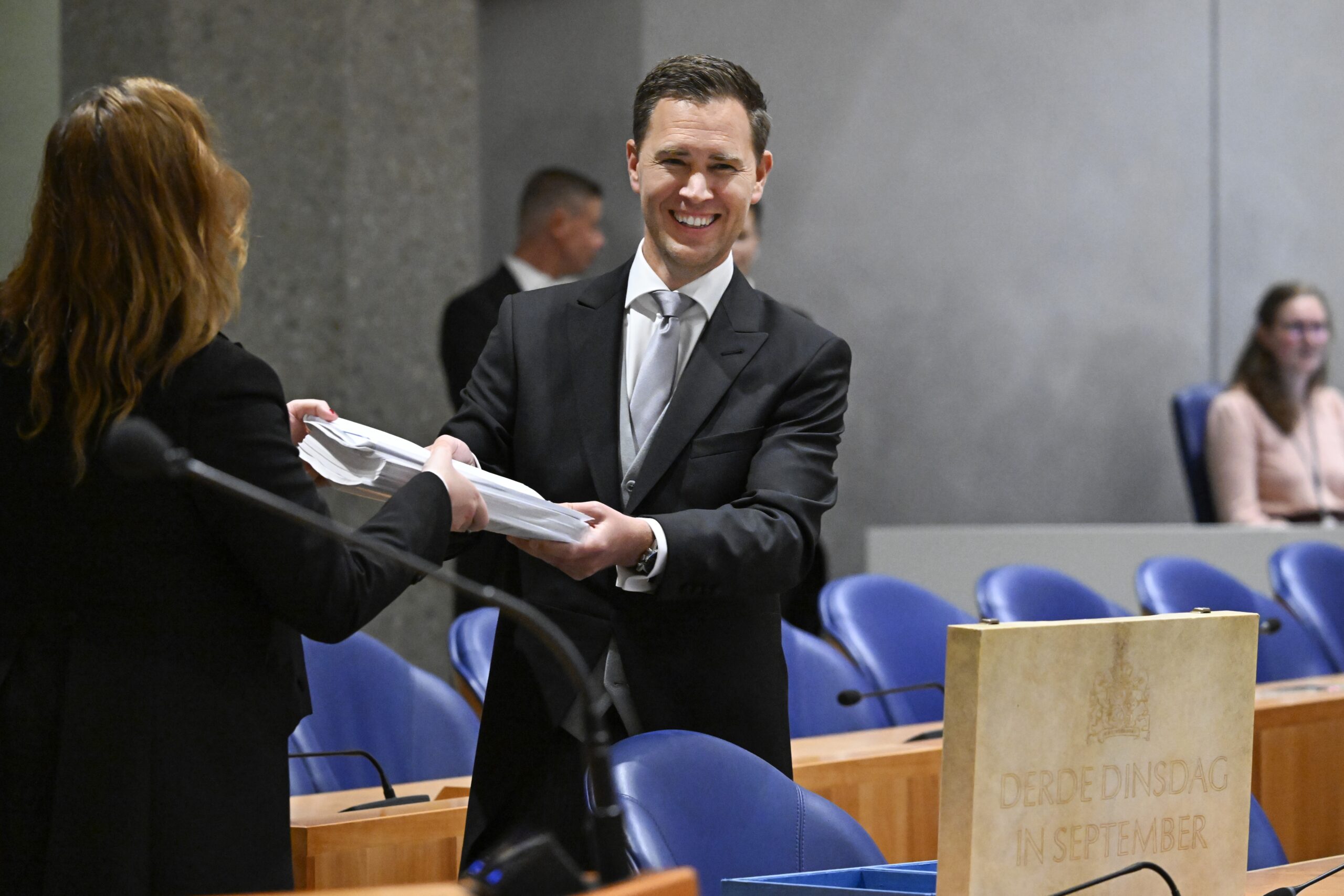 Nederland, Den Haag, 17 sept. 2024
   Koffertje Miljoenennota 2025 
 Eelco Heinen VVD Minister van Financien heeft dinsdagmiddag de Rijksbegroting aangeboden aan de Tweede Kamer. De Miljoenennota is de begroting voor het komende jaar 2025 /  Op de derde dinsdag in september is de traditionele aanbieding van het koffertje op Prinsjesdag tijdens de opening parlementaire jaar.
 foto: ANP / Hollandse hoogte / Peter Hilz