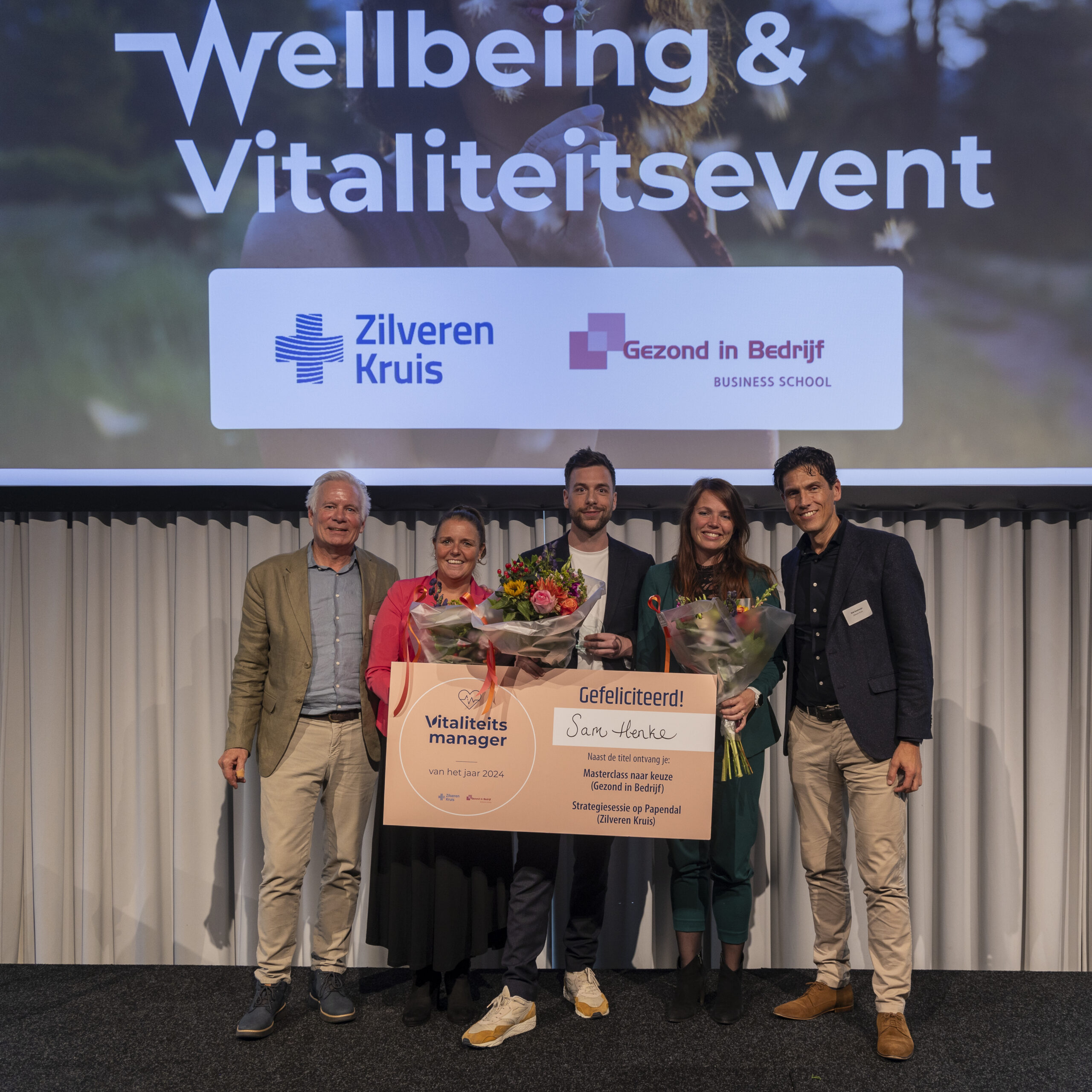 Vitaliteitsmanager van het Jaar Sam Henke (Stedin) in het midden, (v.l.n.r.) omringd door Diederik Gallas (Gezond in Bedrijf), Judith Pouw (St. Antoniusziekenhuis), Bonny de Vries (Transavia) en Rob Koelewijn (Zilveren Kruis).
 
