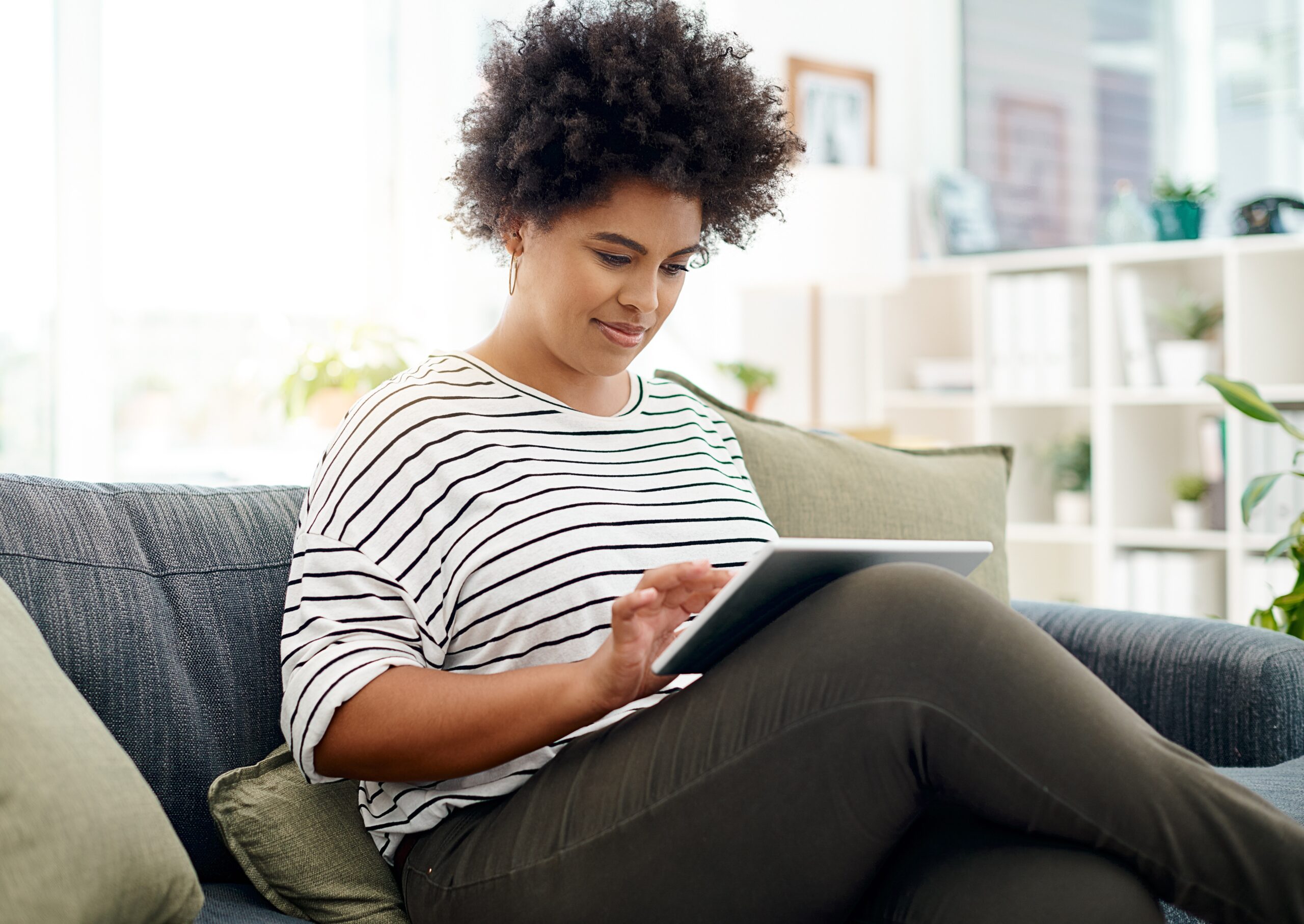 afro vrouw leest informatie op haar tablet