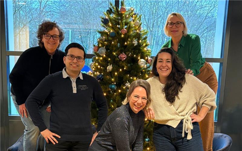 Van links naar rechts: Ingeborg Jellema (eindredacteur), Rajiv Ramlakhan (jurist arbeidsrecht en redacteur), Marloes Oelen (hoofdredacteur), Bregje Kop (redacteur), Pauline van Laar (eindredacteur). Niet op foto: Nicolette van den Hout (redacteur). 