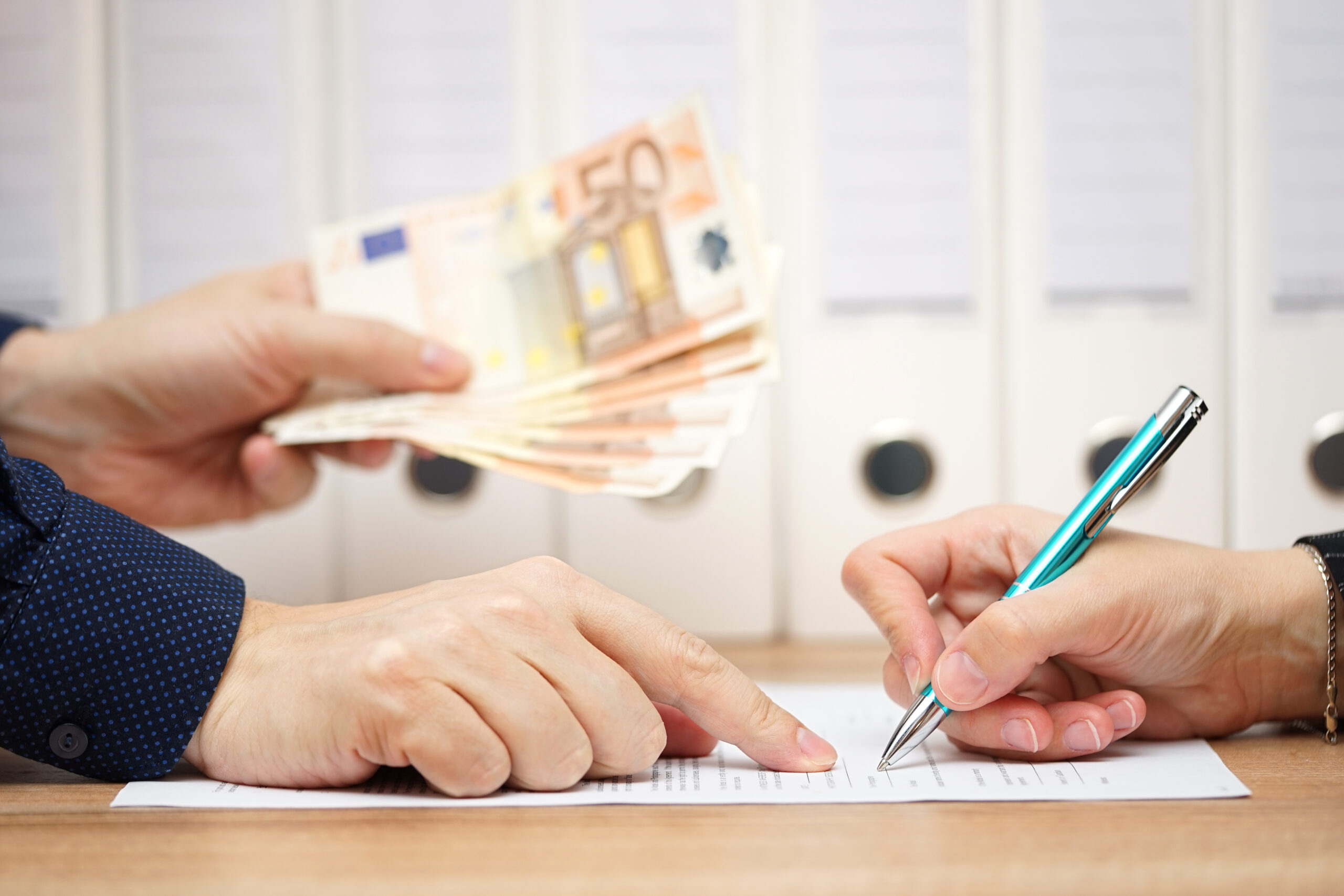 werkgever en werknemer ondertekenen overeenkomst