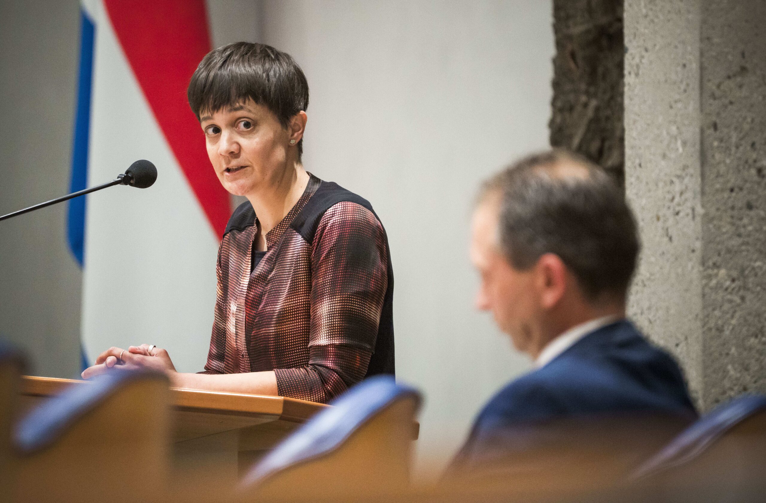 Agnes Joseph (NSC) en haar partijgenoot Eddy van Hijum staan loodrecht tegenover elkaar in het debat rondom de Pensioenwet (bron: ANP)
