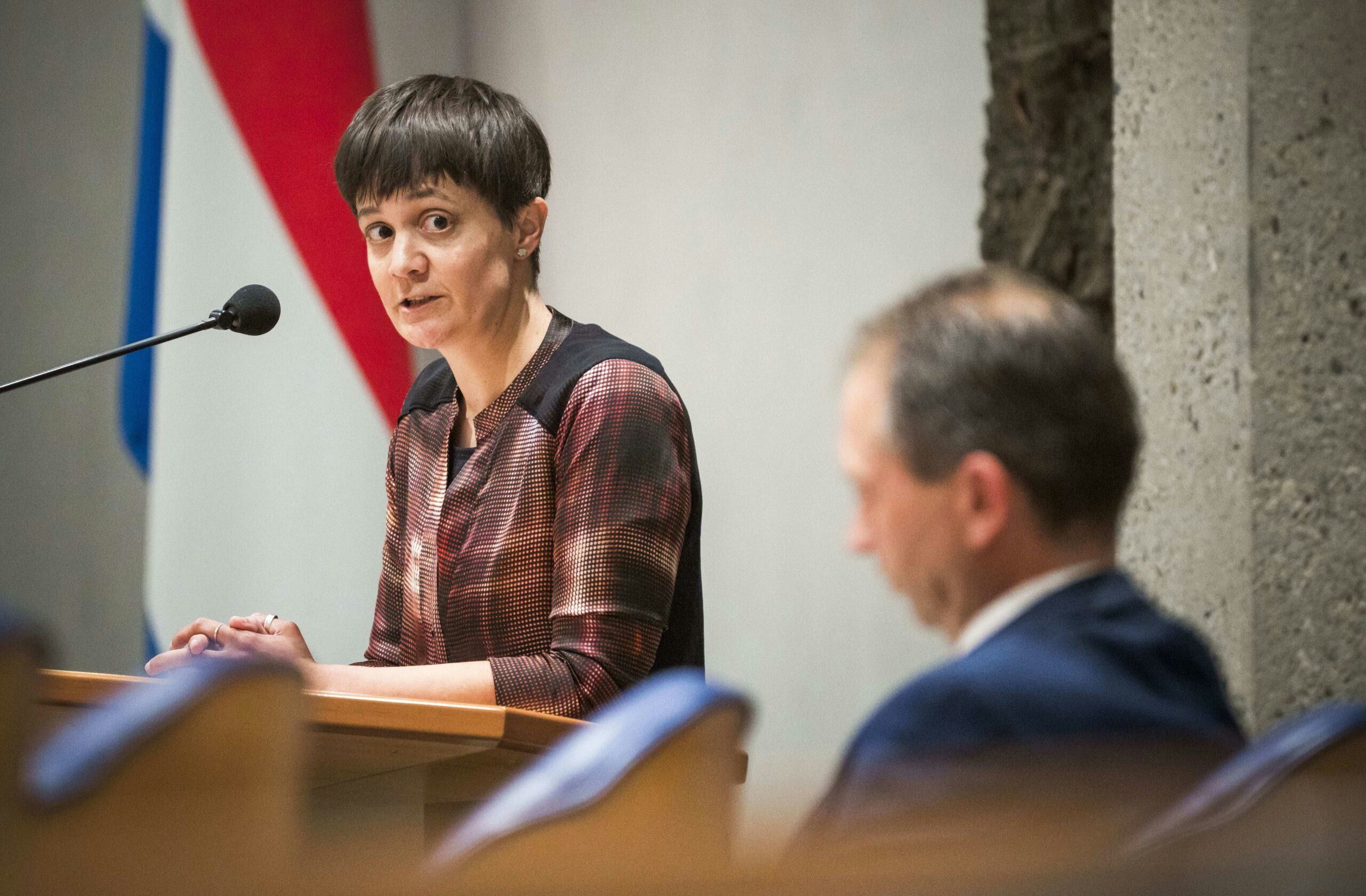 Agnes Joseph (NSC) en haar partijgenoot Eddy van Hijum staan loodrecht tegenover elkaar in het debat rondom de Pensioenwet (bron: ANP)