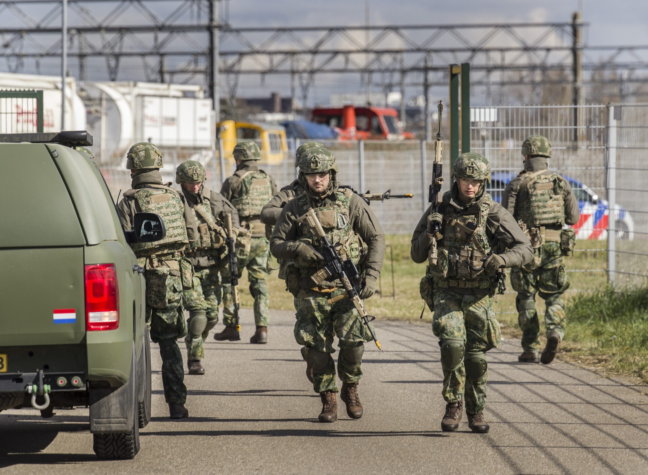 Reservisten van het Korps Nationale Reserve tijdens een 2-daagse oefening in Rotterdam ,waarbij zij civiele gebouwen en terreinen bewaken en beveiligen. Copyright: ANP