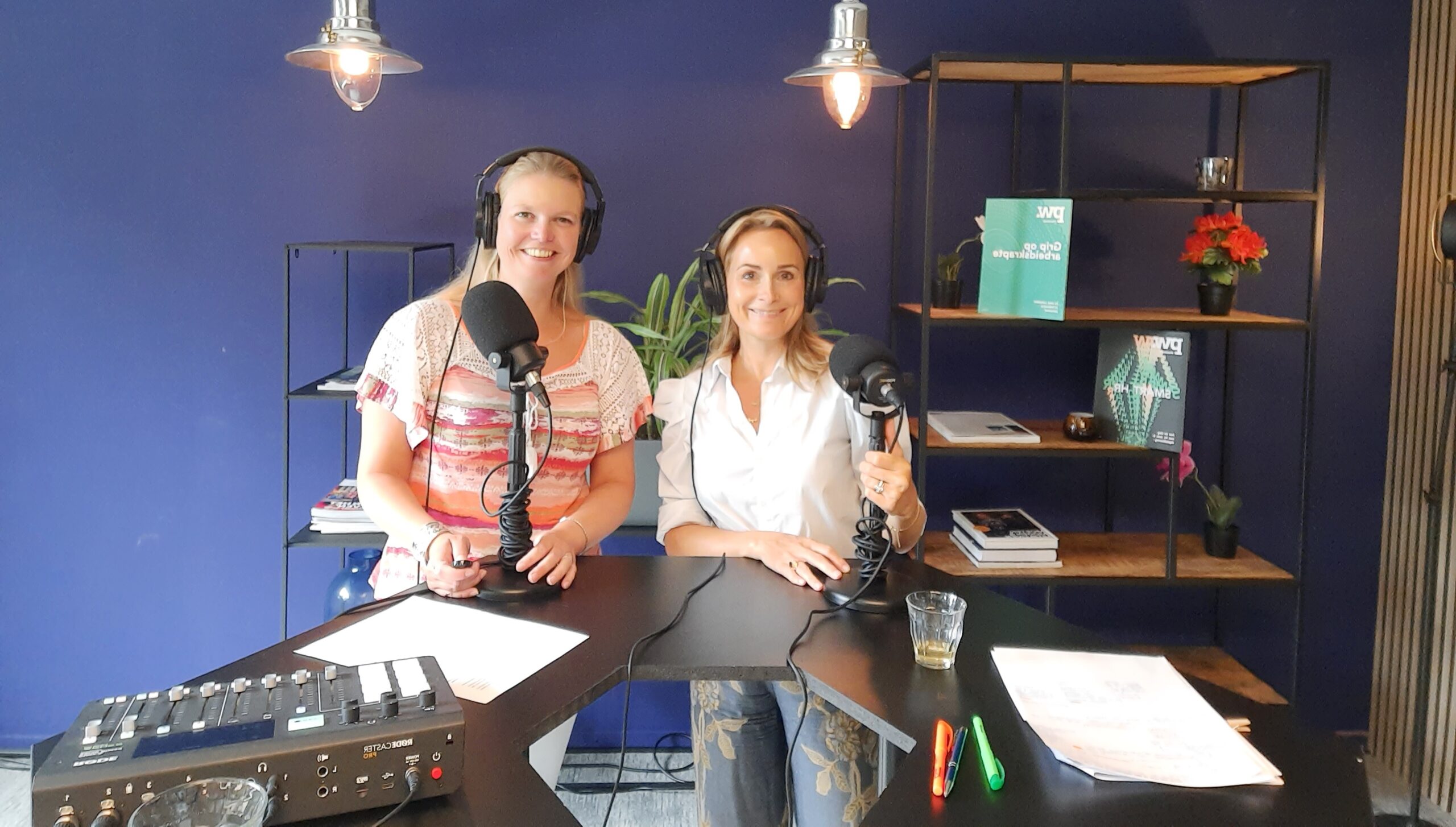 PW.-redacteur Nicolette van den Hout en arbeidsrechtadvocaat Cindy Schroeten in de studio voor HR-Rechtspunt.