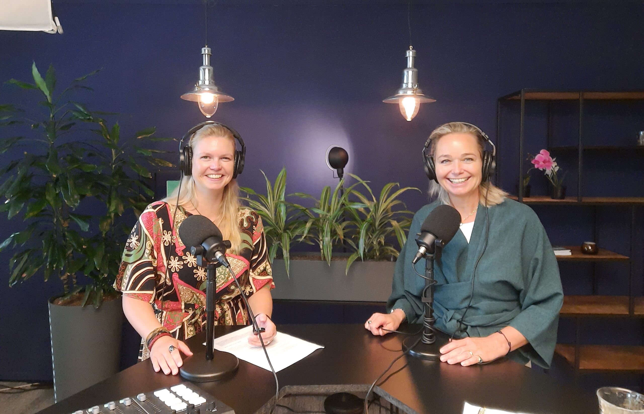 PW.-redacteur Nicolette van den Hout met arbeidsrechtadvocaat Suzanne van Ketel