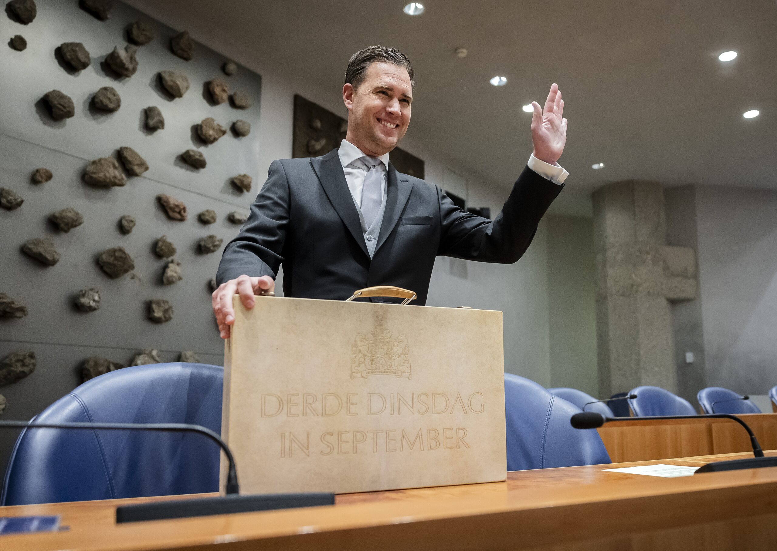 Prinsjesdag 2025: Demissionair minister Eelco Heinen van Financiën presenteert het koffertje met de Miljoenennota en de Rijksbegroting 2026 in de Tweede Kamer aan de pers. Copyright: ANP, Remko de Waal.