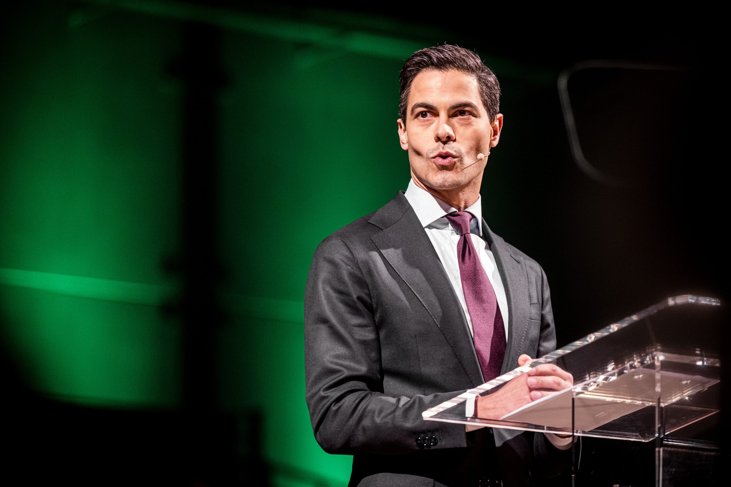 Partijleider Rob Jetten spreekt de leden toe tijdens het D66 partijcongres. Foto: ANP / Rob Engelaar