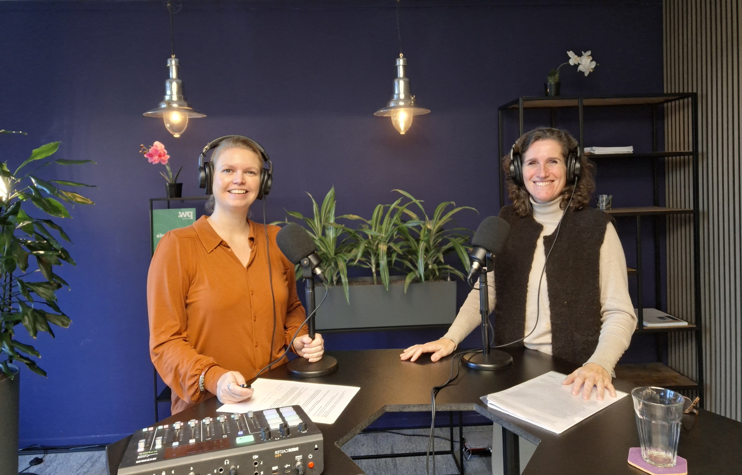 PW.-redacteur Nicolette van den Hout (links) en arbeidsrechtadvocaat Jacobien Frederix-Gianotten (rechts) tijdens de opnames van de podcast HR-Rechtspunt.