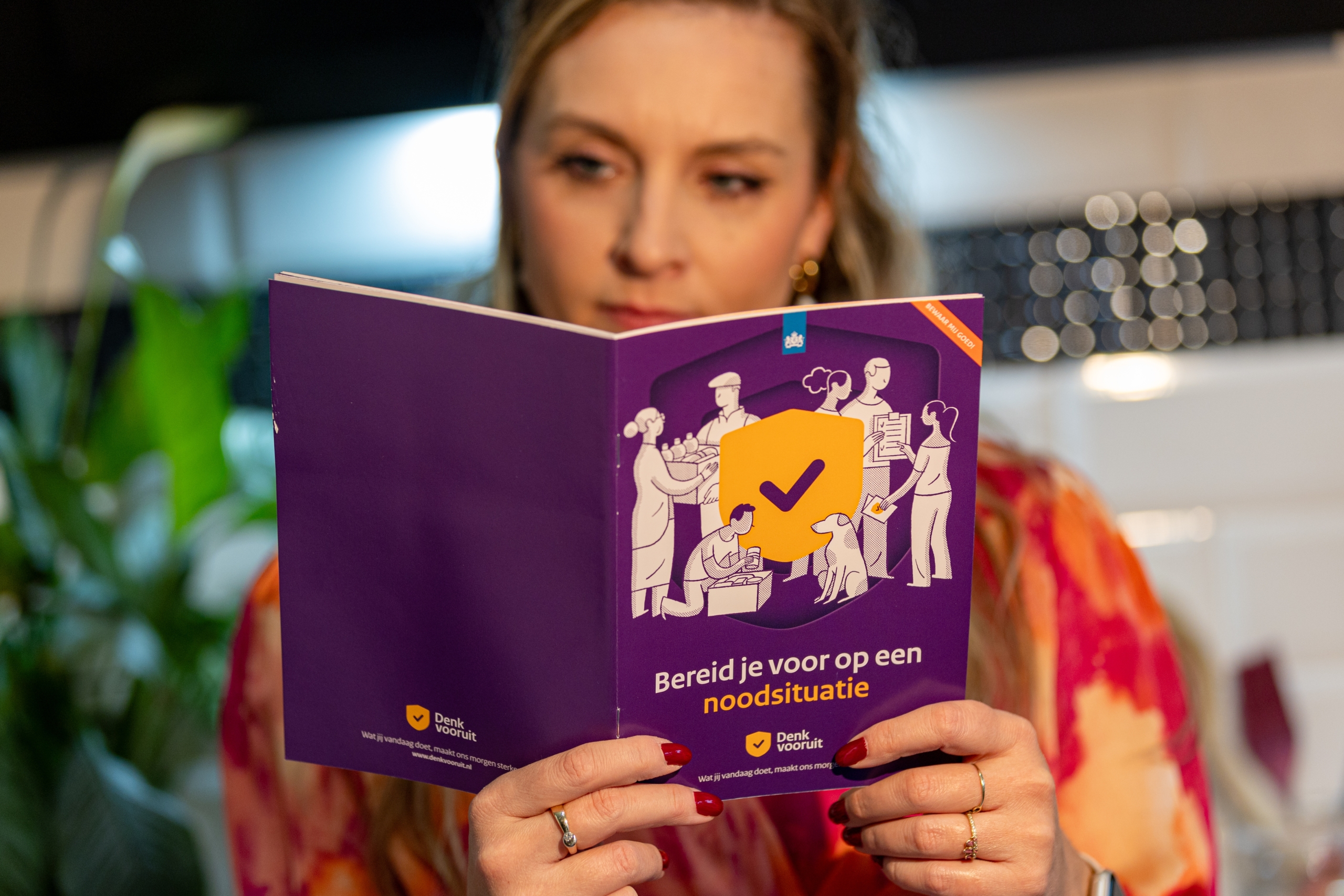 De Nederlandse overheid verspreidt een brochure waarin huishoudens worden geïnformeerd over maatregelen ter voorbereiding op noodsituaties. In deze uitgave wordt geadviseerd een volledig noodpakket samen te stellen en paraat te hebben. Daarnaast bevat de brochure kernrichtlijnen voor adequaat handelen tijdens diverse crisissituaties. Foto: ANP / Hollandse Hoogte / Levin den Boer