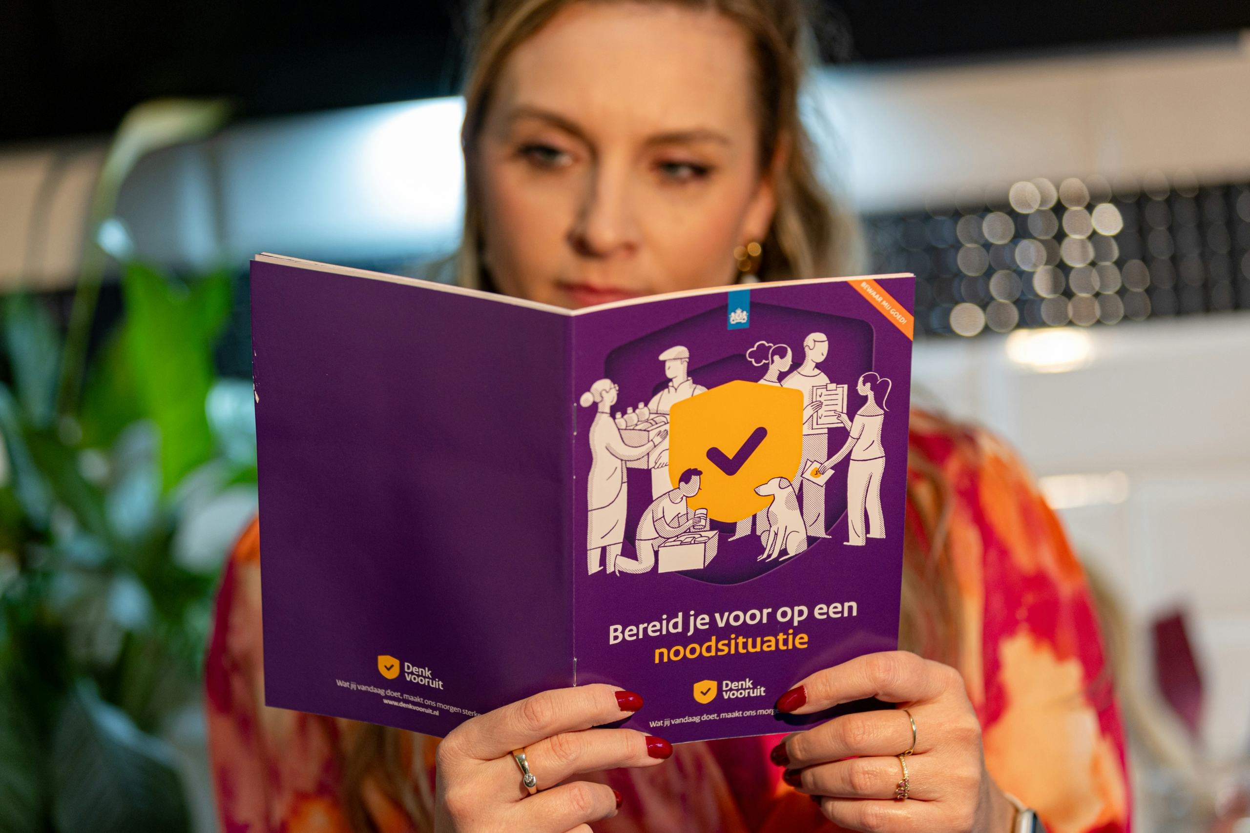 De Nederlandse overheid verspreidt een brochure waarin huishoudens worden geïnformeerd over maatregelen ter voorbereiding op noodsituaties. In deze uitgave wordt geadviseerd een volledig noodpakket samen te stellen en paraat te hebben. Daarnaast bevat de brochure kernrichtlijnen voor adequaat handelen tijdens diverse crisissituaties. Foto: ANP / Hollandse Hoogte / Levin den Boer