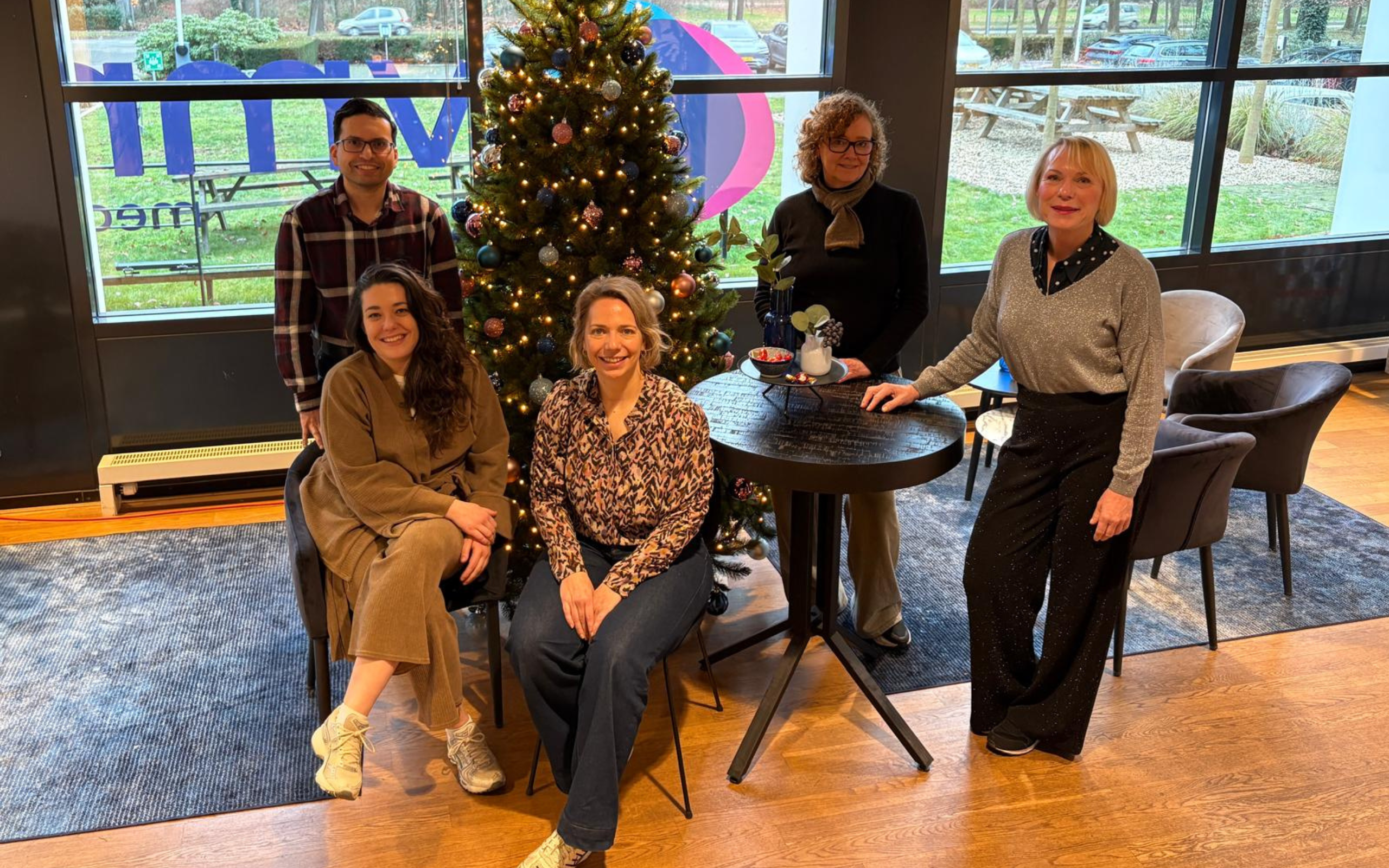 Van links naar rechts: Rajiv Ramlakhan (jurist arbeidsrecht en redacteur), Bregje Kop (redacteur), Marloes Oelen (hoofdredacteur), Ingeborg Jellema (eindredacteur), Pauline van Laar (eindredacteur). Niet op foto: Nicolette van den Hout (redacteur).