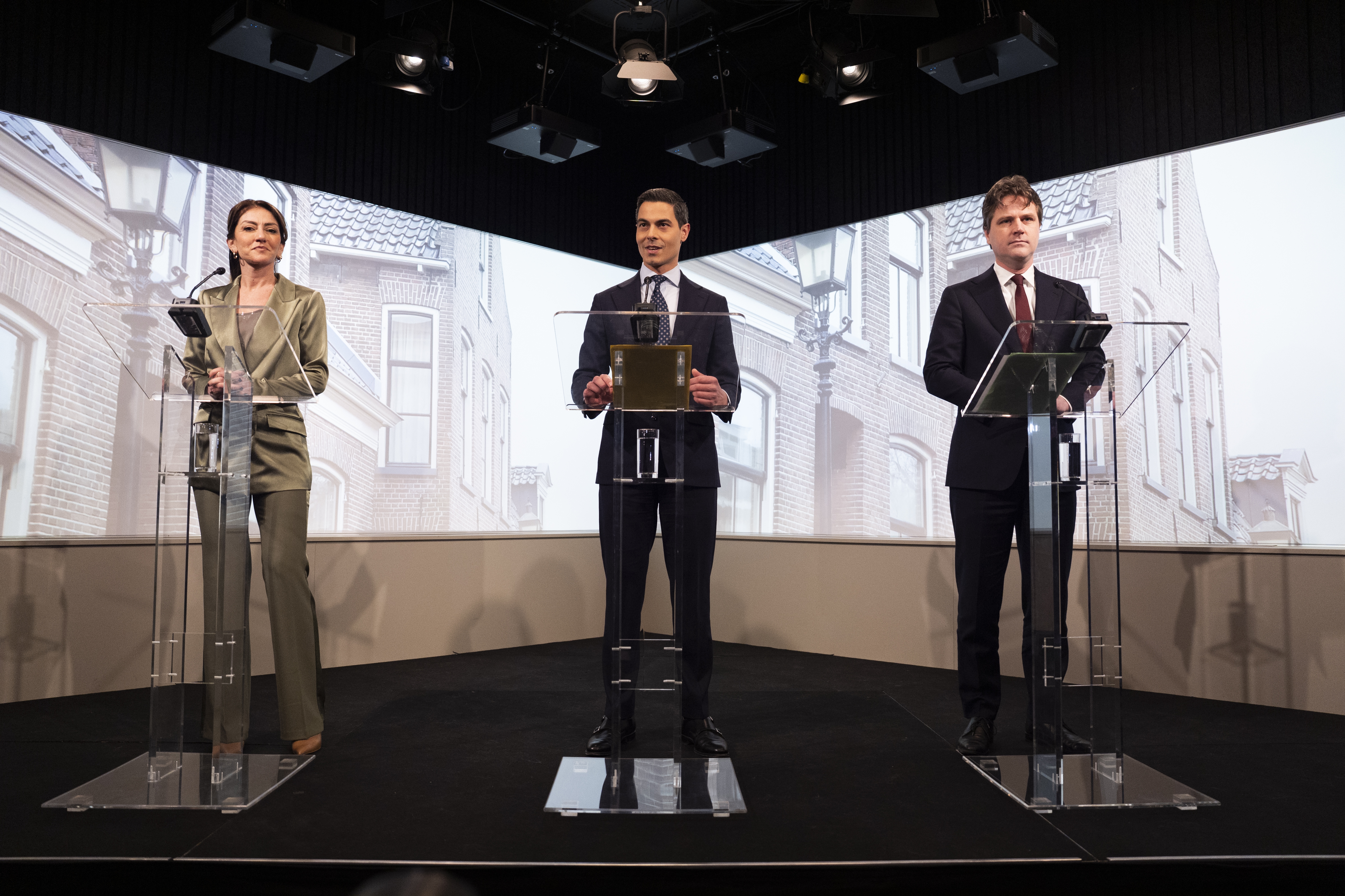 DEN HAAG - Fractievoorzitters Rob Jetten (D66), Henri Bontenbal (CDA) en Dilan Yesilgoz (VVD) tijdens het presenteren van hun coalitieakkoord in Nieuwspoort. Credits: JEROEN JUMELET / ANP
