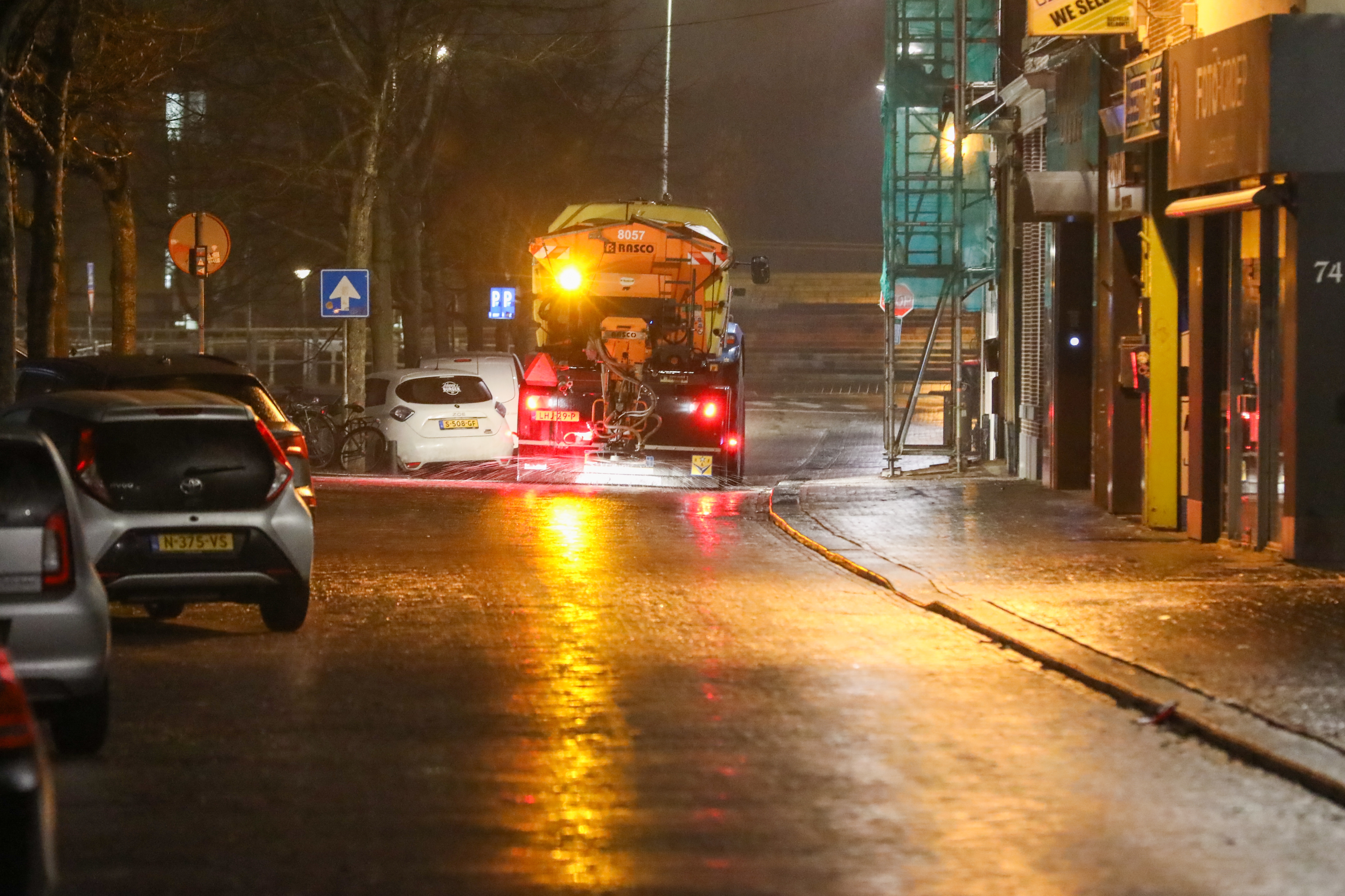 LEEUWARDEN - Een strooiwagen bestrijdt de gladheid in het centrum van Leeuwarden. Credits: ANTON KAPPERS / ANP