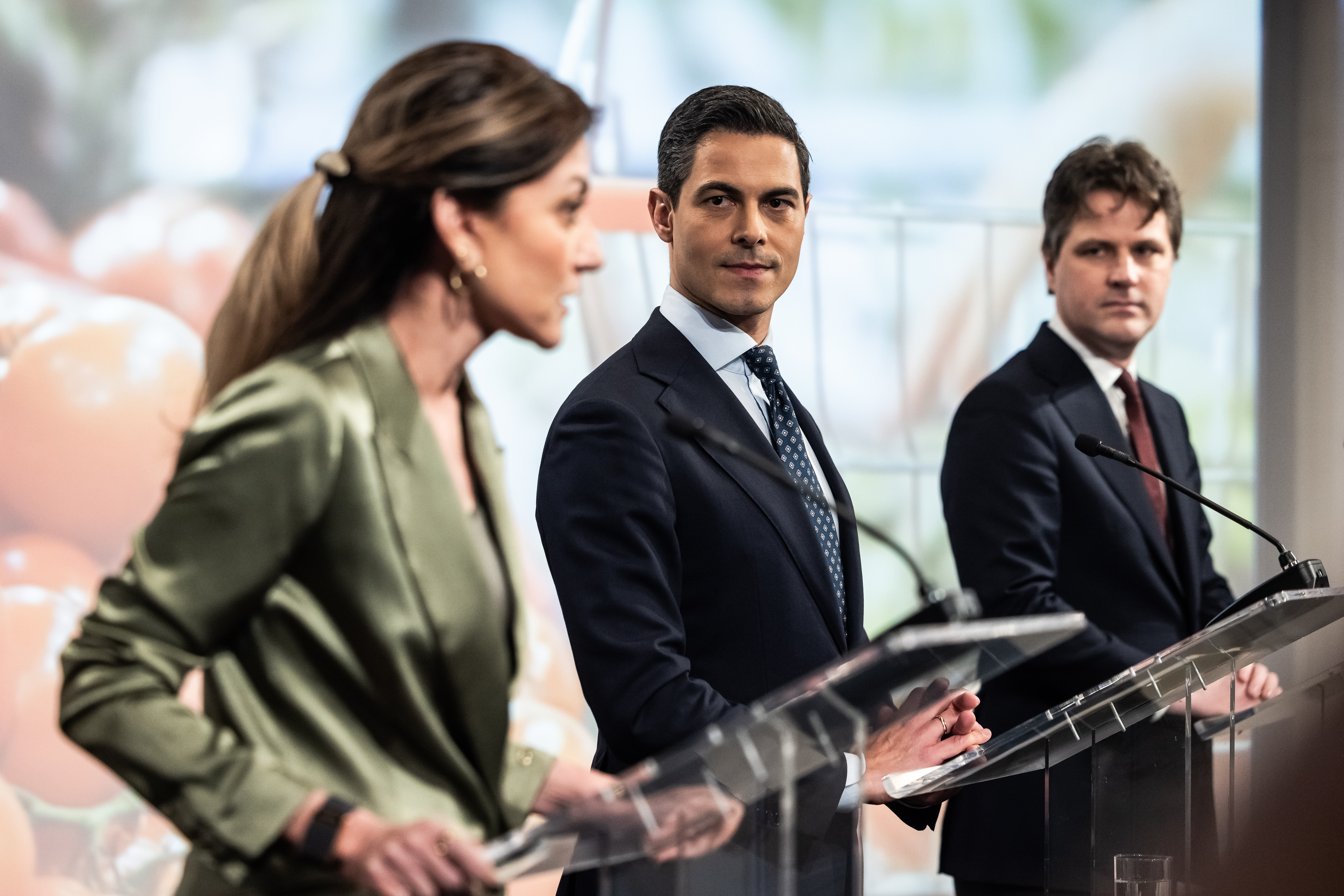 Den Haag – Dilan Yeşilgöz, Rob Jetten en Henri Bontenbal tijdens de presentatie van het coalitieakkoord met de titel ‘Aan de Slag’. De partijleiders lichten het akkoord toe en geven een eerste gezamenlijke uitleg over de plannen en prioriteiten van de nieuwe coalitie: Copyright:  ANP/Laurens van Putten.