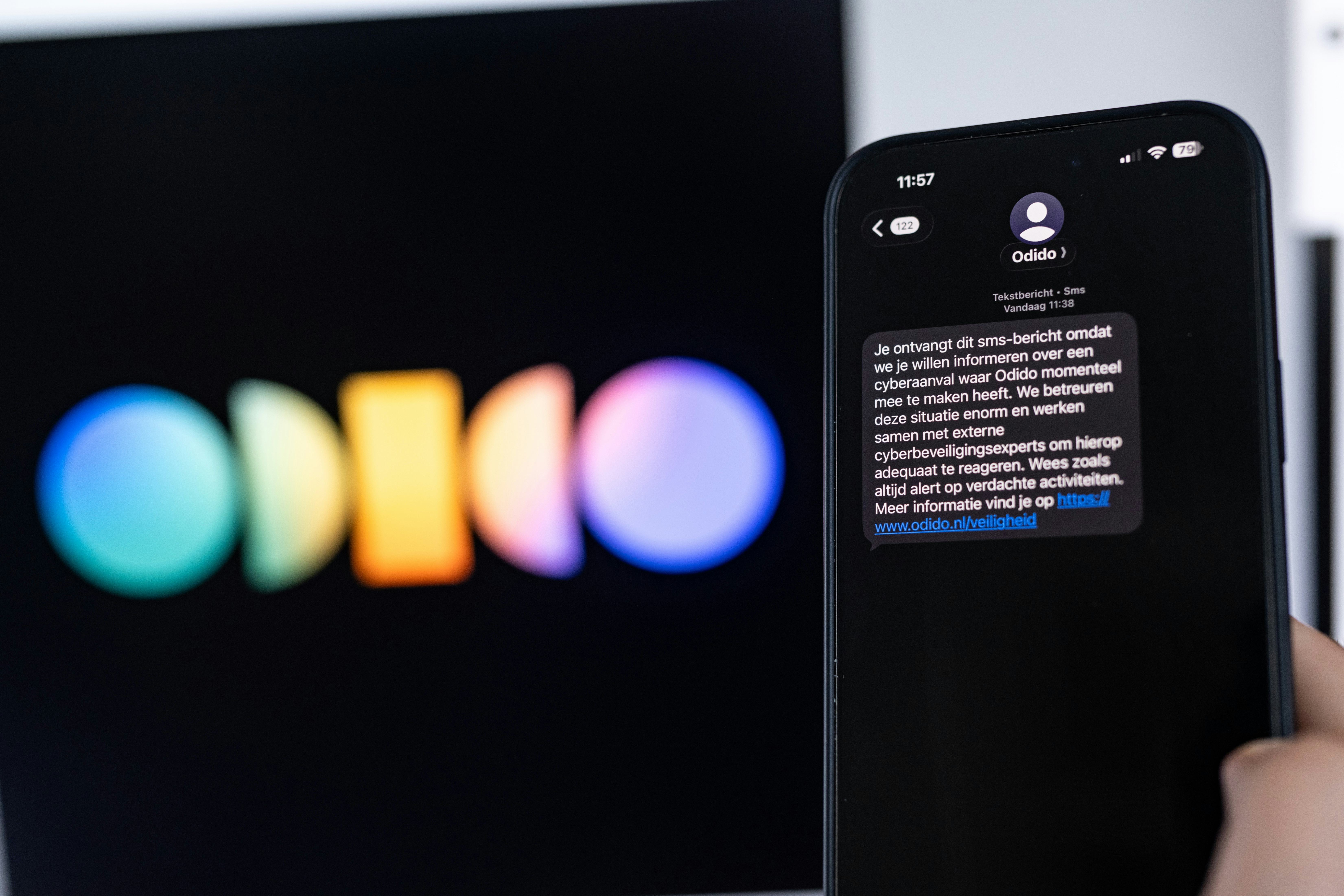 Telecomprovider Odido stuurt klanten een SMS-bericht met informatie over het grote datalek/cyberaanval die heeft plaatsgevonden. Gegevens van miljoenen klanten zijn buitgemaakt. Copyright: ANP/Venema Media