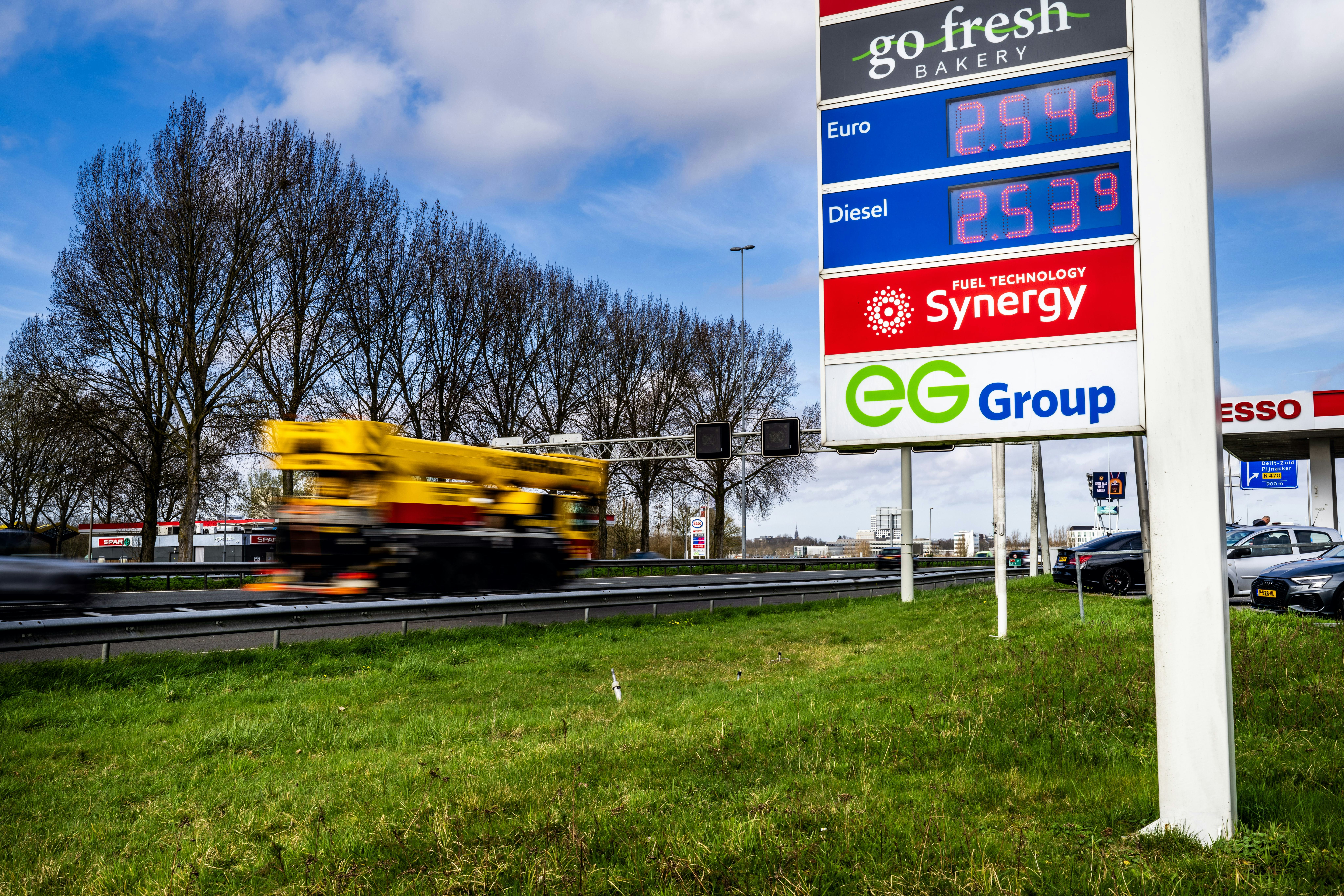 Benzineprijs stijgt tot boven de € 2,50 per liter (credits: FRANK DE ROO / ANP)
