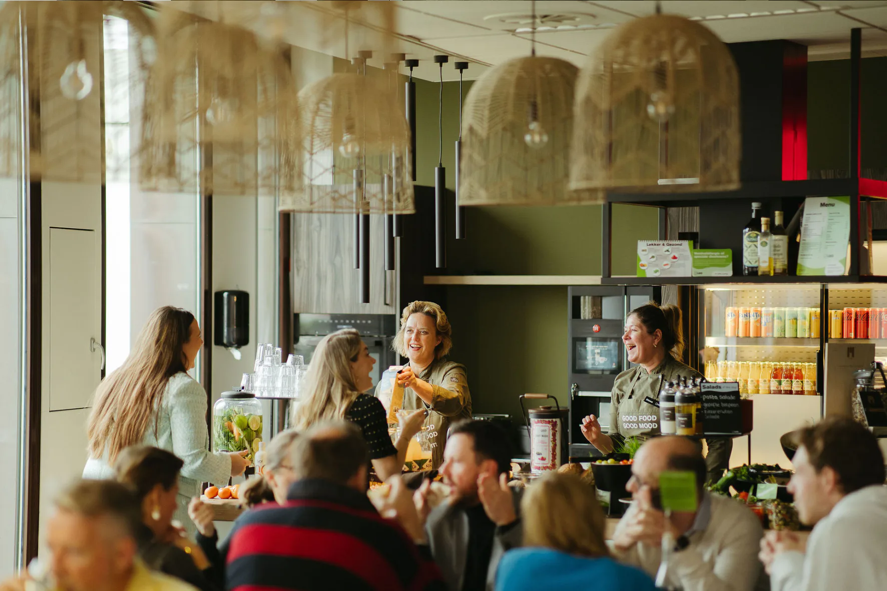 Een omgeving die ontmoeting faciliteert, vergroot de kans op informele gesprekken en sociale verbinding