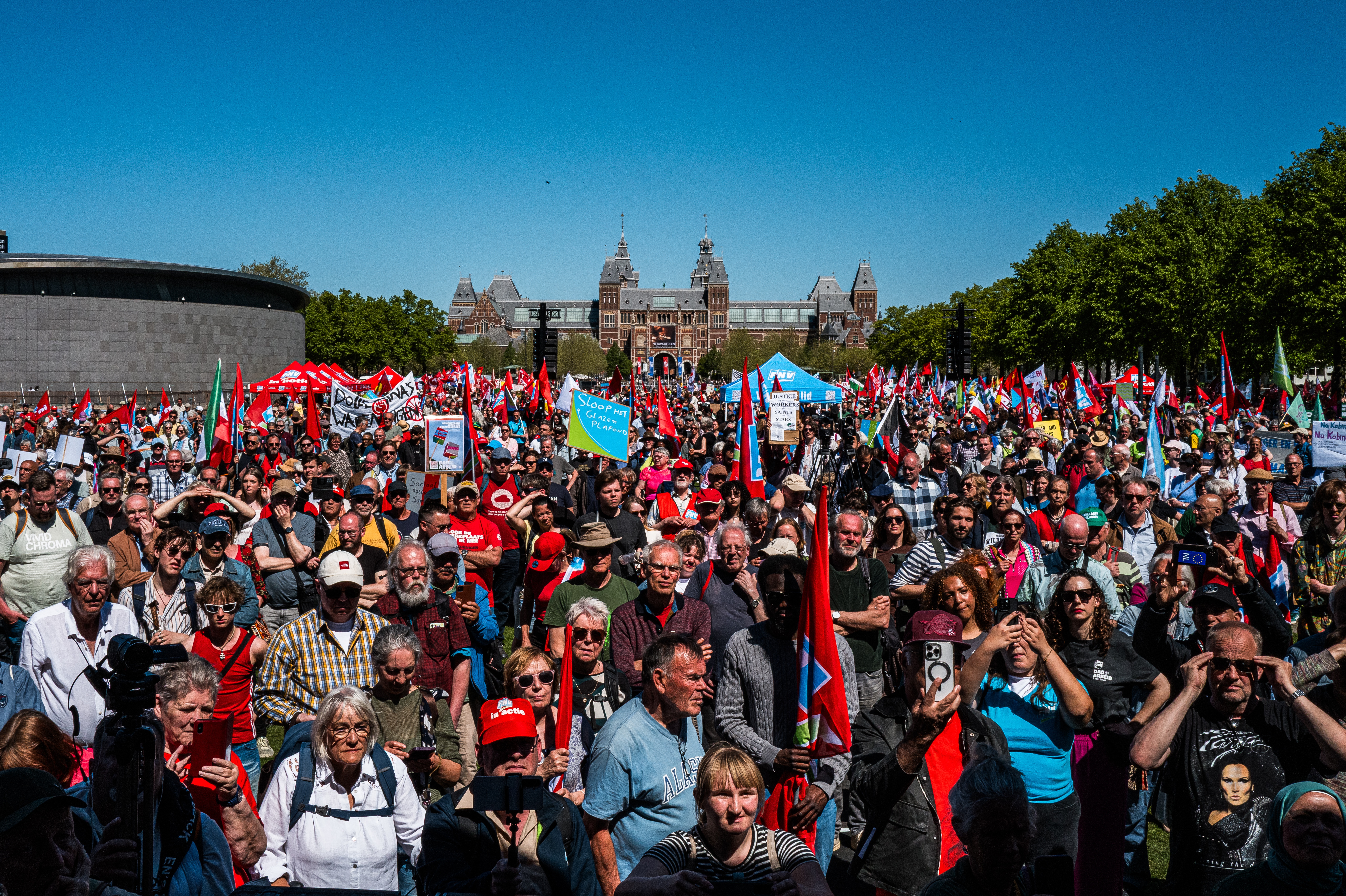 Vakbondsleden en sympathisanten marcheren in een door de FNV georganiseerde protestmars tegen bezuinigingen op zorg en sociale zekerheid in het regeerakkoord van het kabinet-Jetten. Credits: JORIS VAN GENNIP / ANP