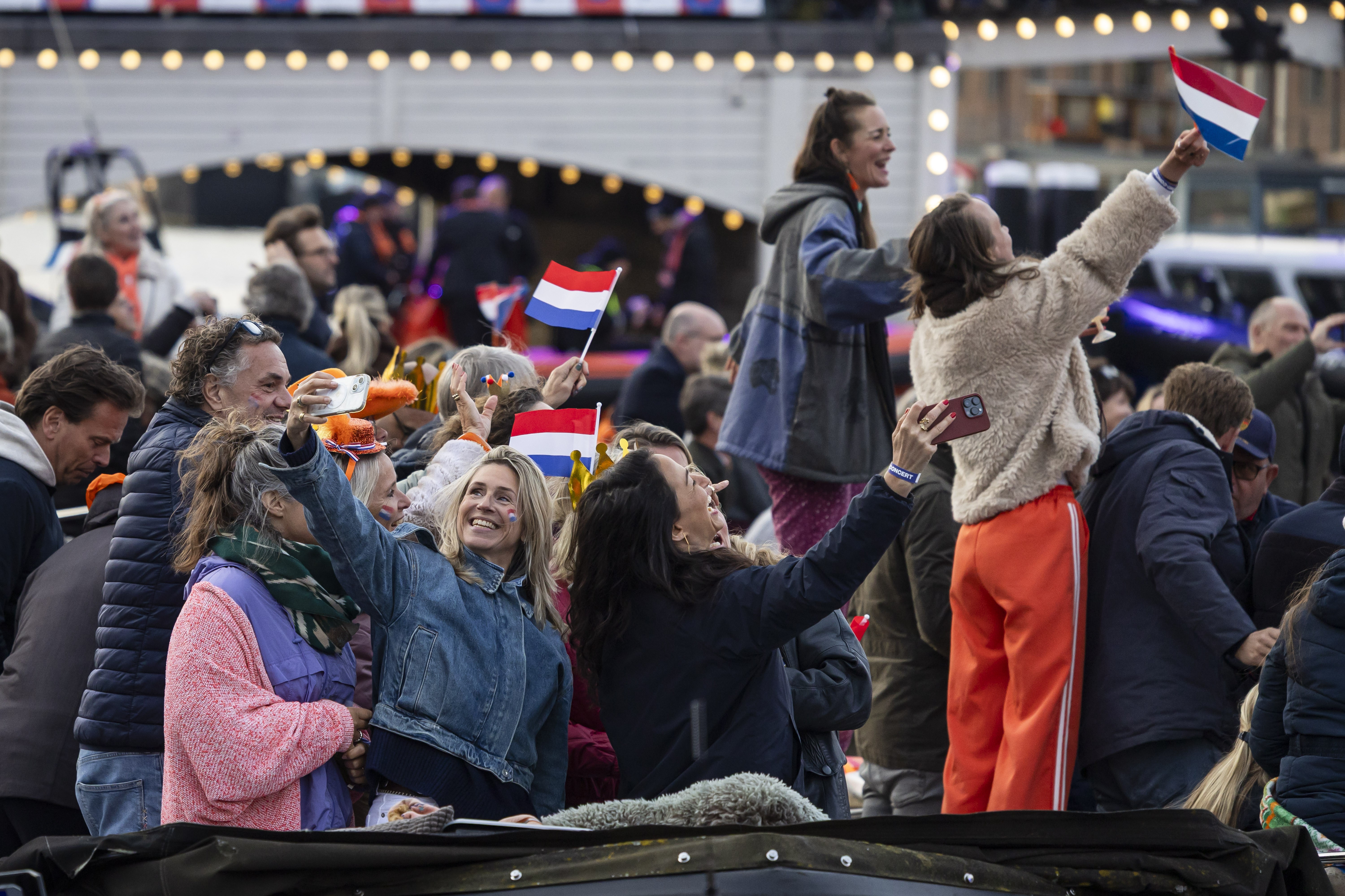 Amsterdam - Publiek voorafgaand aan het 5 mei-concert op de Amstel bij Koninklijk Theater Carré. Het concert vormt traditiegetrouw de afsluiting van de Nationale Viering van de Bevrijding. Copyright: ANP/Ramon van Flymen