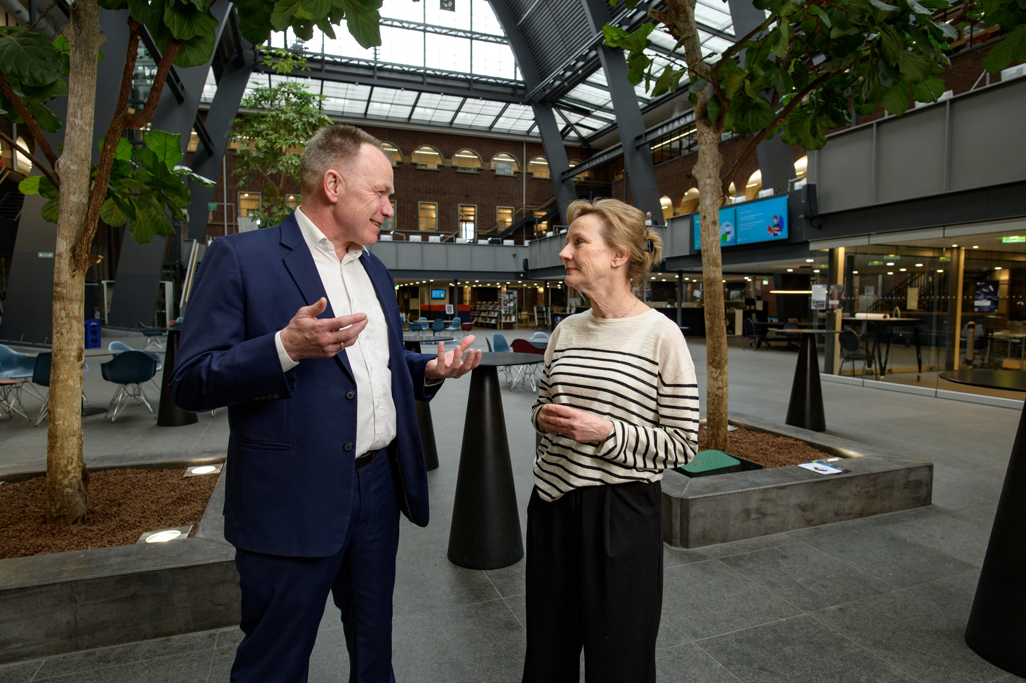 Bij de politie werkt ABP samen met een pensieonambassadeur om het pensioenbewustzijn te vergroten, op de foto Caroline Fresen, coördinator pensioenambassadeur bij de politie in gesprek met Stephan Vollenbroek van ABP. Bron: Jaarverslag ABP 2025.