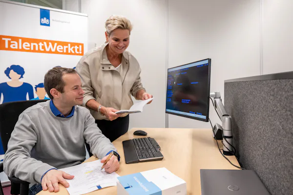 'Kijk naar wat iemand nodig heeft': zo begeleidt de Belastingdienst collega's uit het doelgroepregis