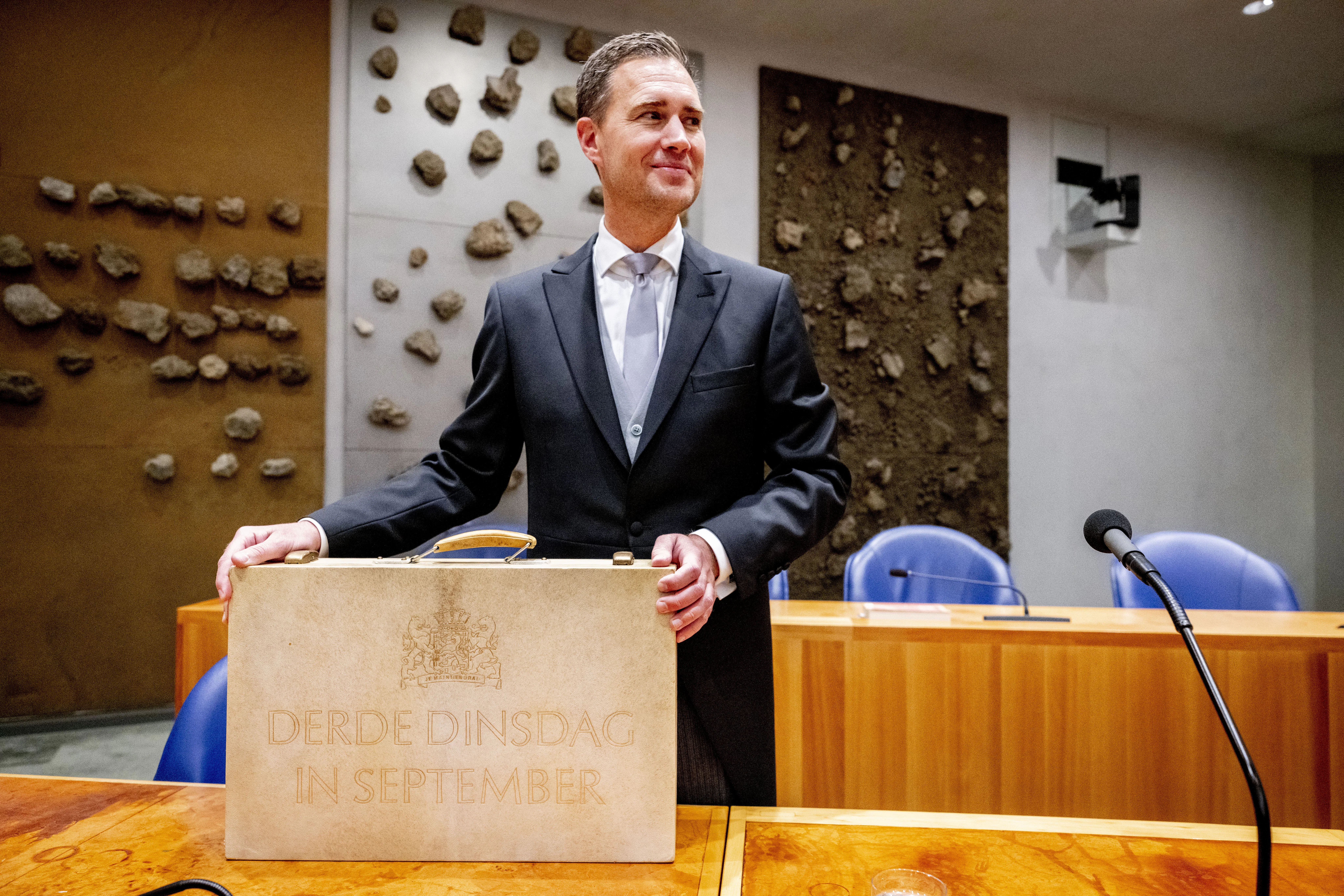 Foto: Den Haag - Eelco Heinen (VVD), minister van Financiën, met het koffertje met de Miljoenennota en Rijksbegroting Prinsjesdag in de Tweede Kamer. Copyright ANP / Robin Utrecht