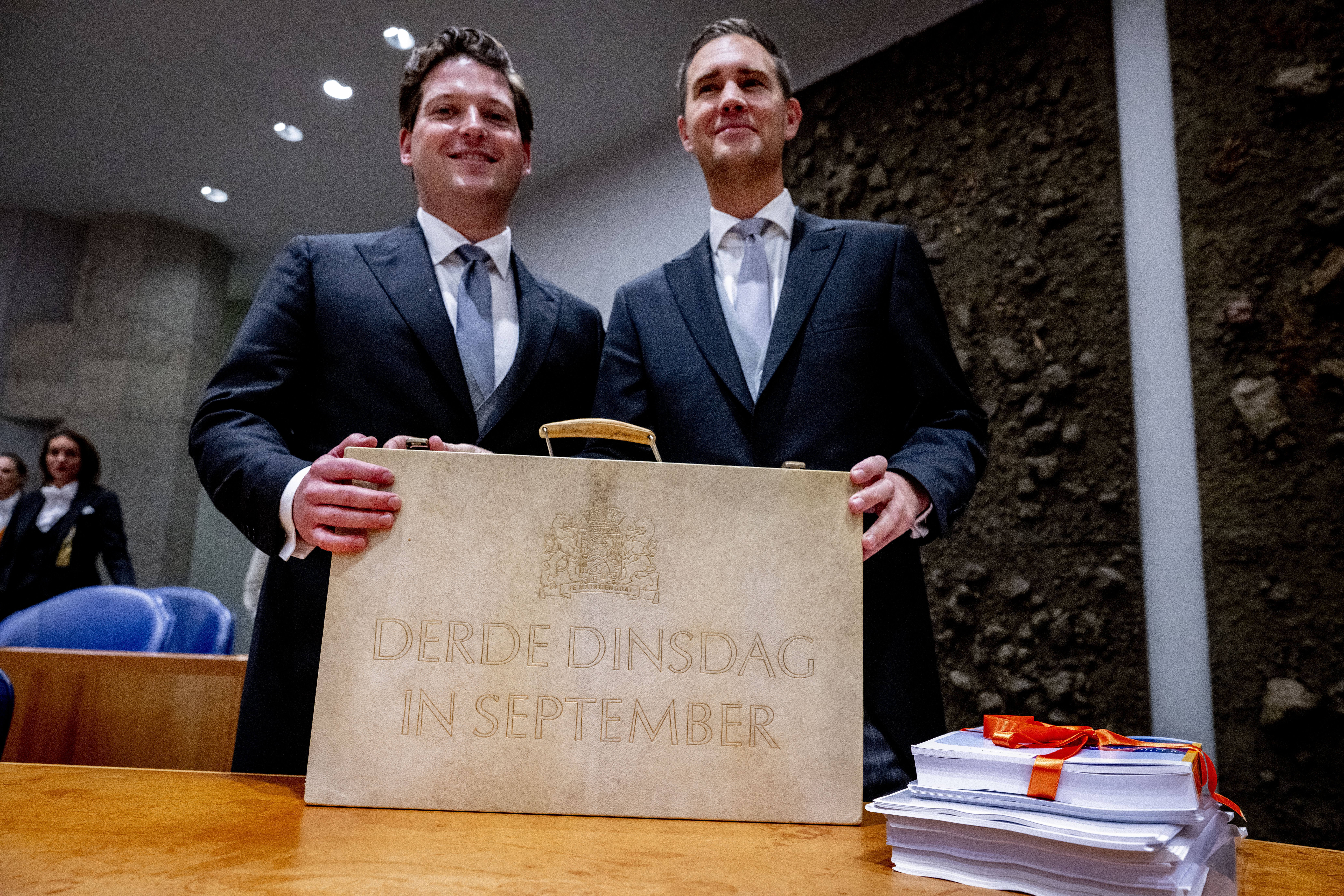 DEN HAAG - Minister Eelco Heinen  Financien met het koffertje met de miljoenennota en rijksbegroting Prinsjesdag in de Tweede Kamer. ROBIN UTRECHT / ANP